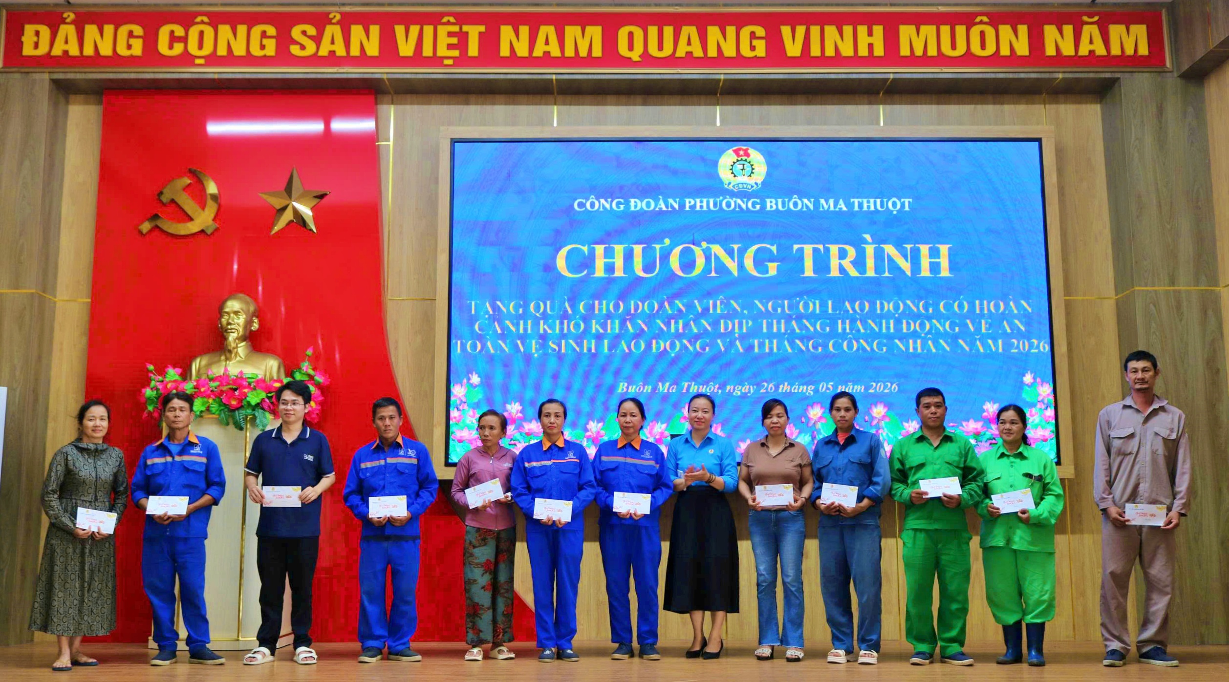 Công đoàn phường Buôn Ma Thuột trao tặng 60 suất quà nhân “Tháng Công nhân năm 2026”.