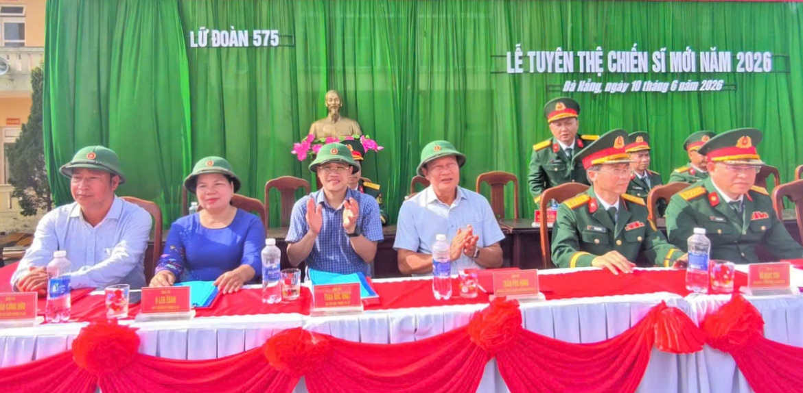 Ủy viên Ban Thường vụ Tỉnh ủy, Bí thư Đảng ủy phường Buôn Ma Thuột Trần Phú Hùng dự Lễ tuyên thệ chiến sĩ mới tại Lữ đoàn Thông tin 575, Quân khu 5