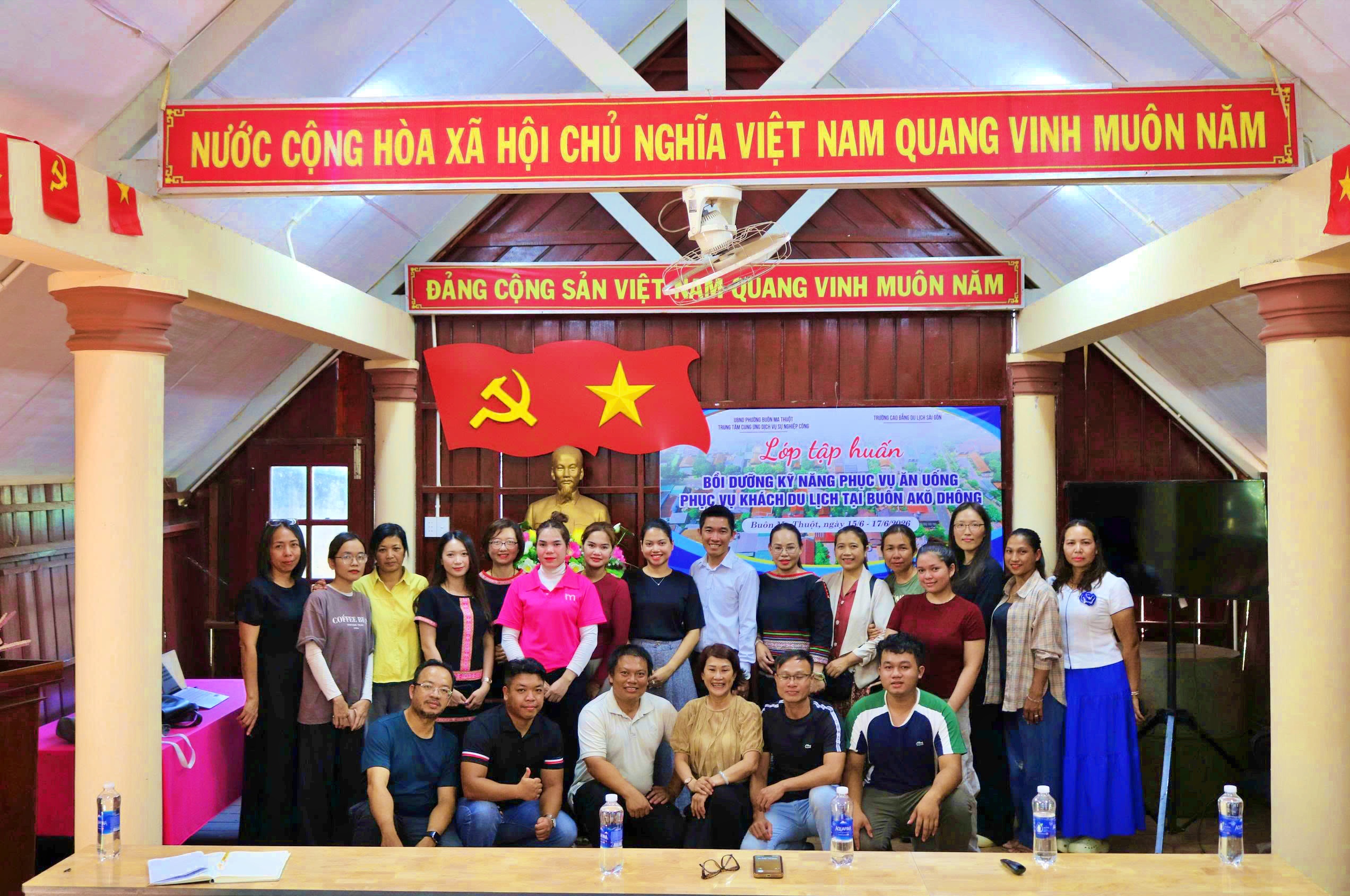 Khai giảng lớp bồi dưỡng kỹ năng phục vụ khách du lịch tại Buôn AKõ Dhông, phường Buôn Ma Thuột.