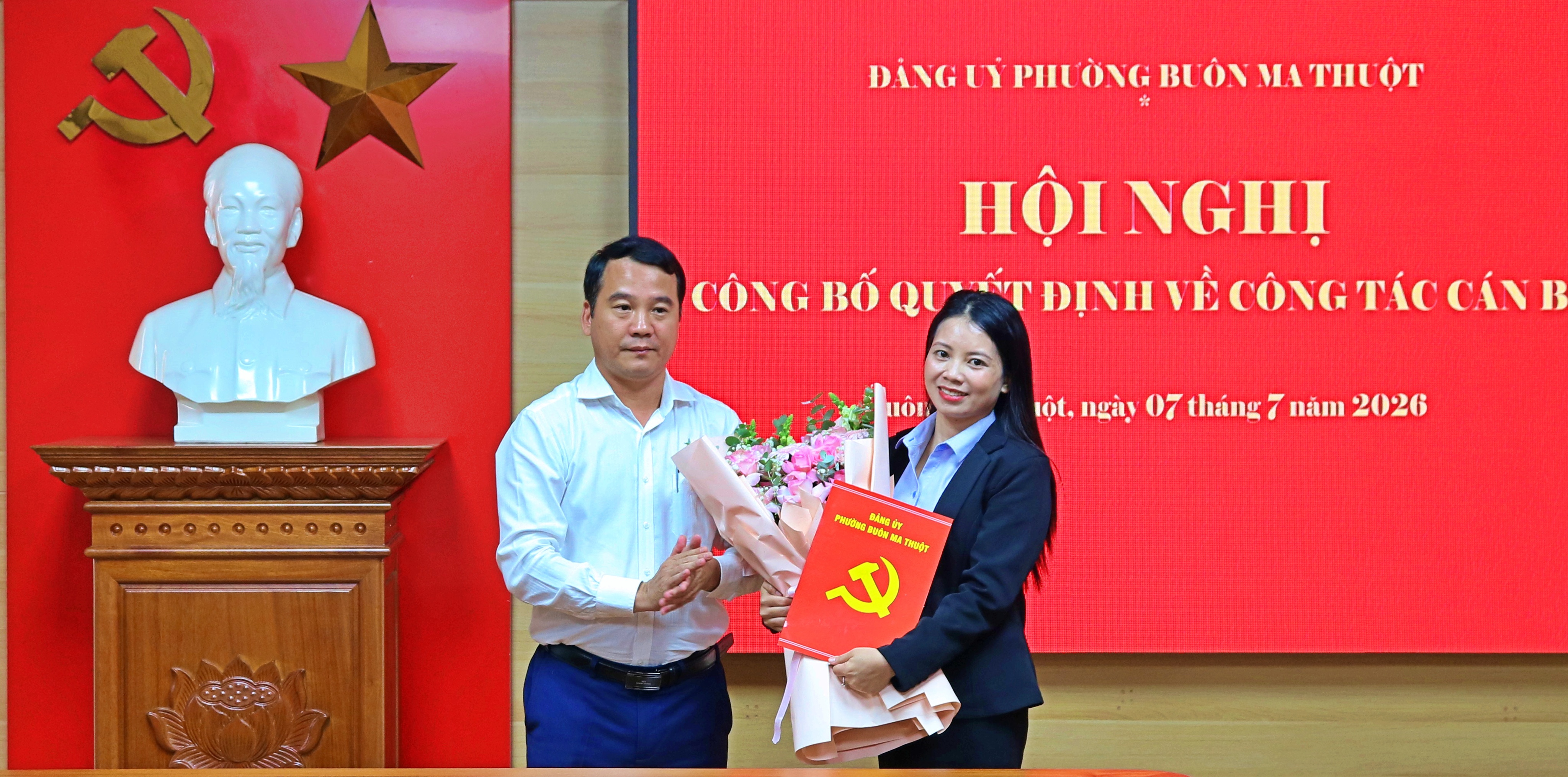 Đảng ủy phường Buôn Ma Thuột công bố Quyết định bổ nhiệm đồng chí Dương Thanh Tâm giữ chức vụ Phó Chánh Văn phòng Đảng ủy phường.