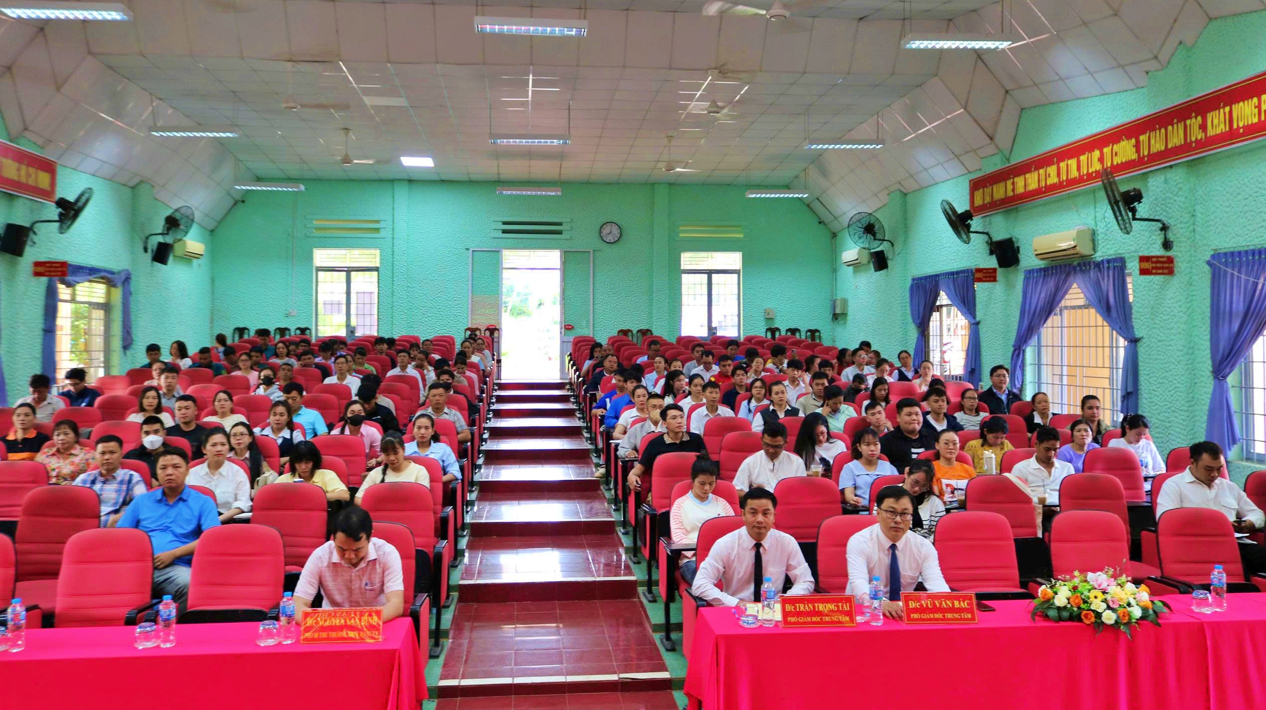Phường Buôn Ma Thuột: Khai giảng lớp bồi dưỡng lý luận chính trị cho 168 đảng viên mới.