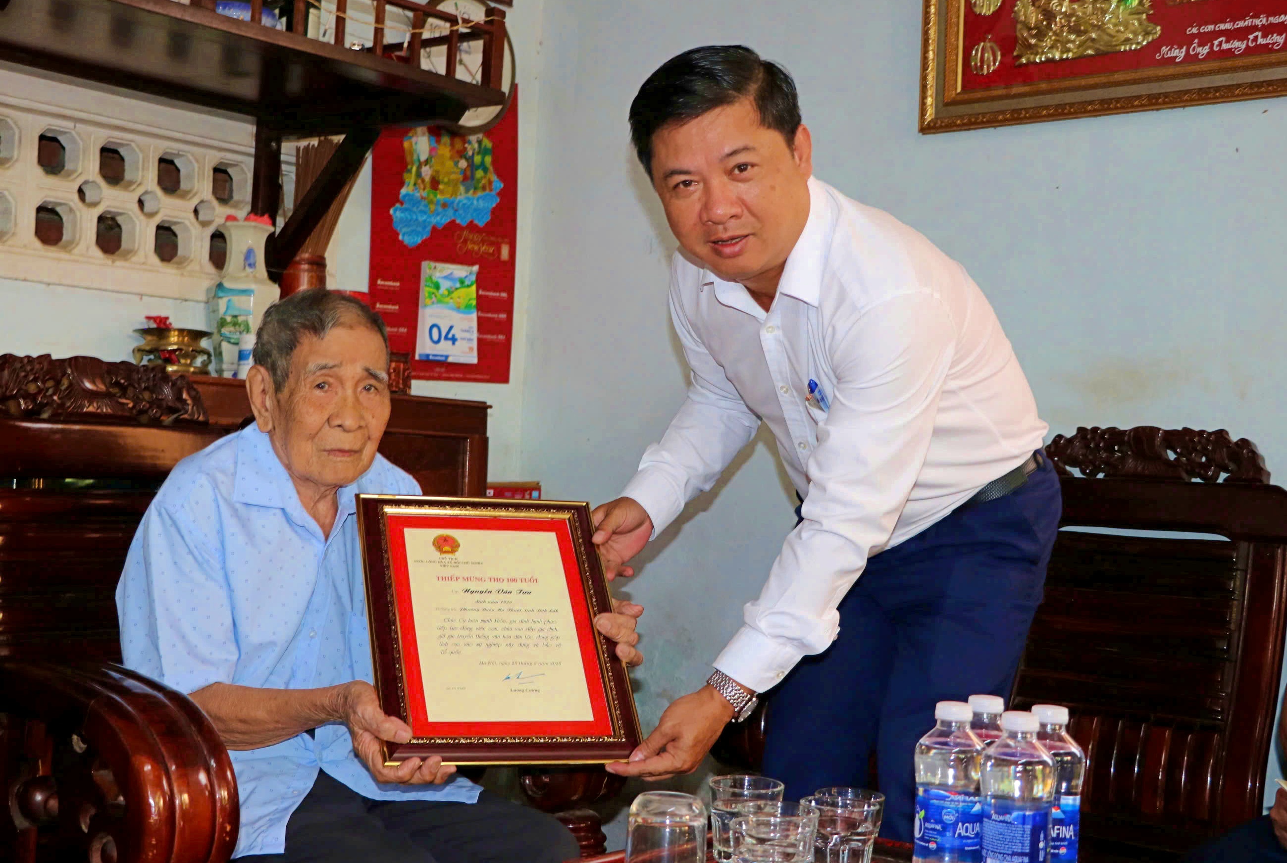 Ủy viên Trung ương Đảng, Bí thư Tỉnh ủy Đắk Lắk Lương Nguyễn Minh Triết thăm, tặng quà chúc thọ người cao tuổi trên địa bàn phường Buôn Ma Thuột