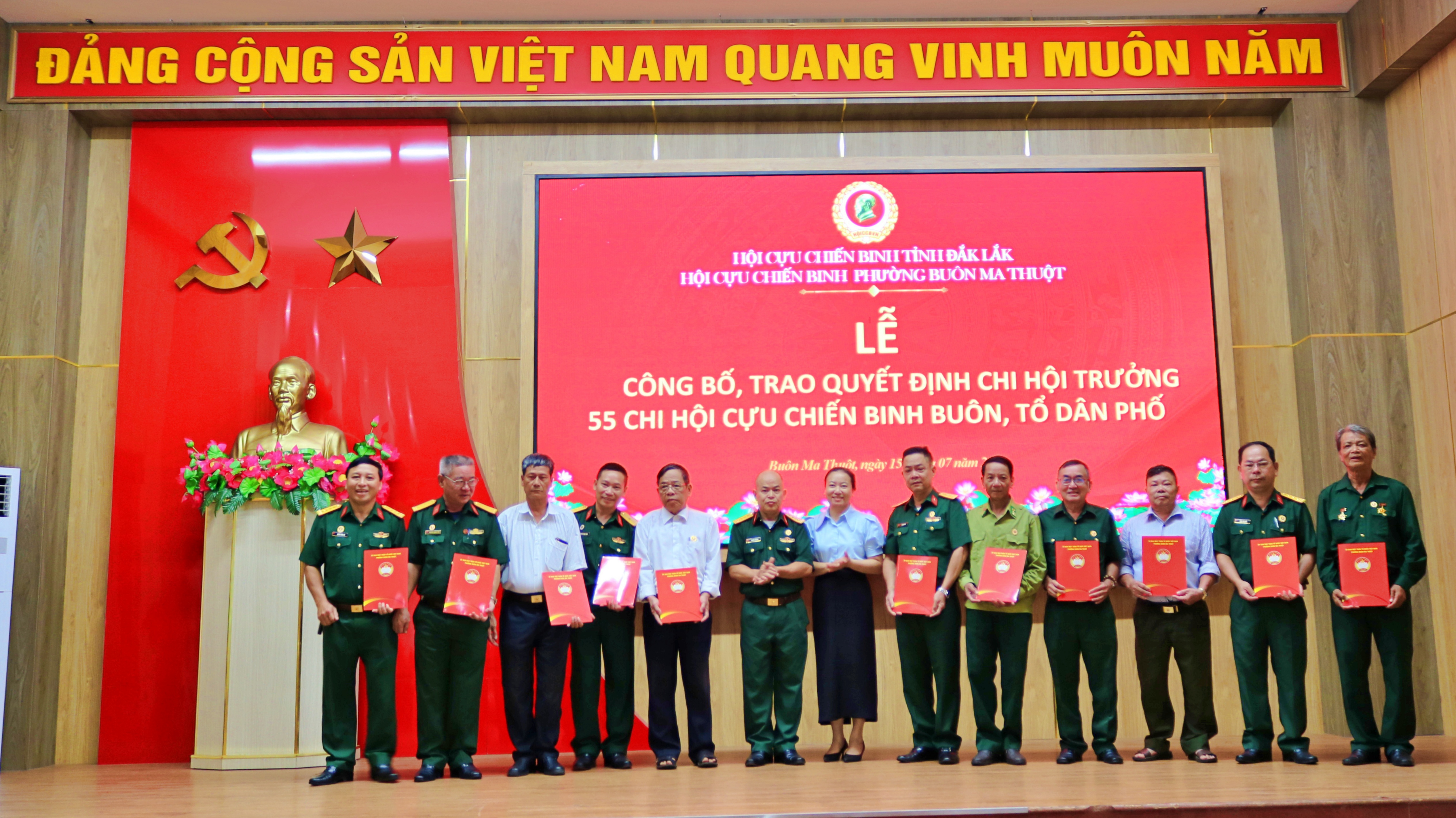 Lễ Công bố và trao Quyết định cho 55 Chi hội trưởng Hội Cựu chiến binh phường Buôn Ma Thuột