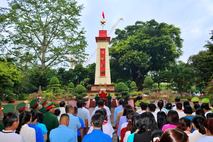 Phường Buôn Ma Thuột long trọng dâng hoa, viếng Đài tưởng niệm liệt sĩ Tân Thành nhân kỷ niệm 27/7