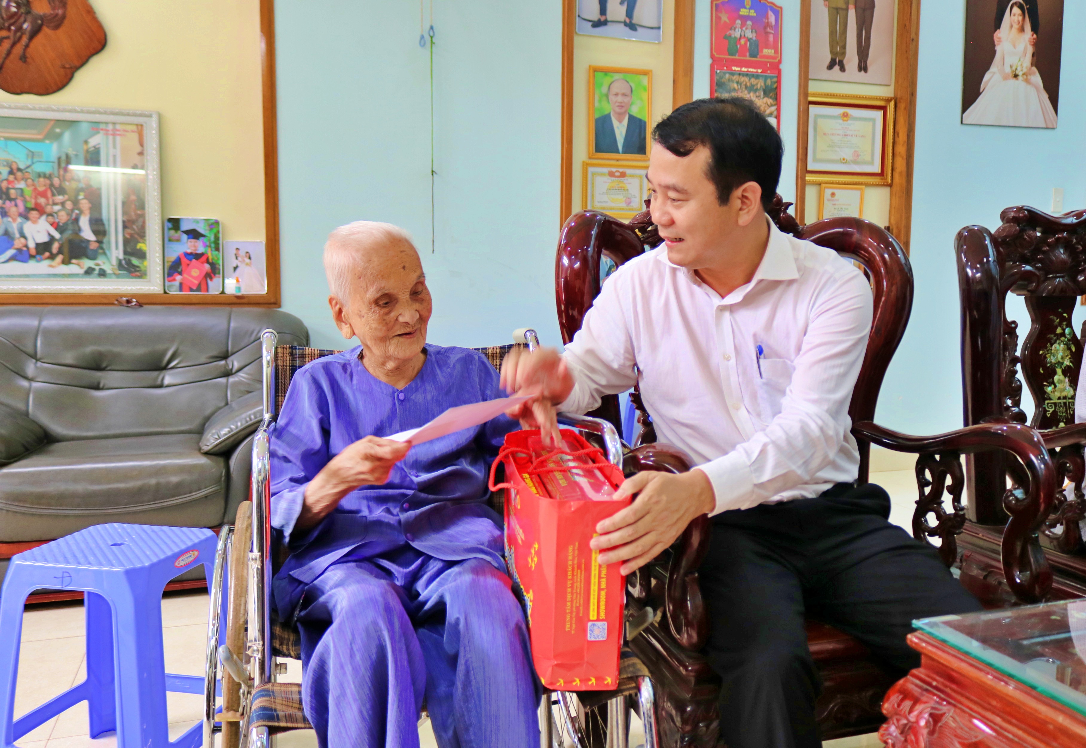 Đồng chí Nguyễn Văn Bình, Phó Bí thư Thường trực Đảng ủy phường Buôn Ma Thuột thăm, tặng quà Mẹ Việt Nam Anh hùng Nguyễn Thị Nữa nhân dịp 27/7