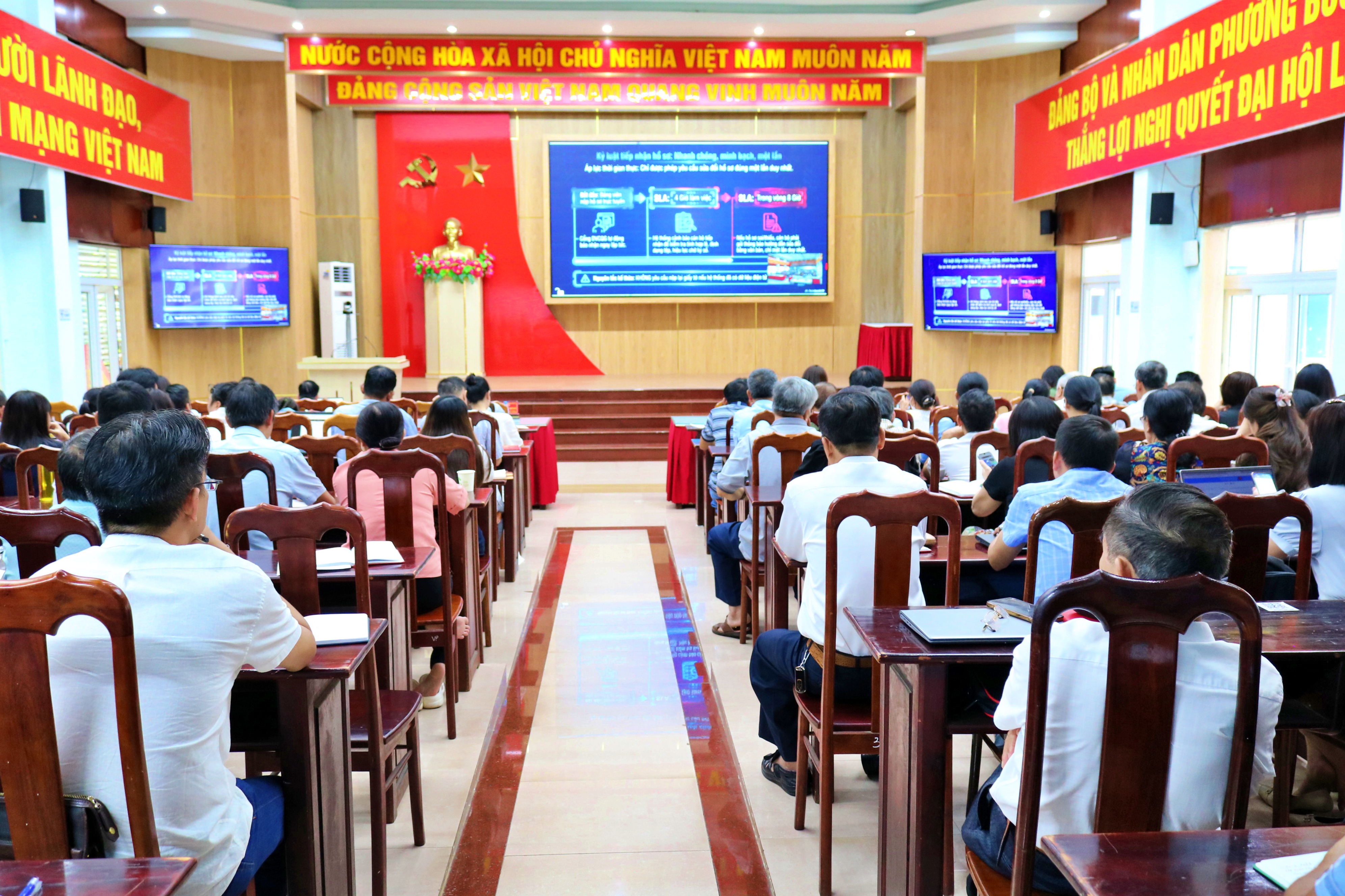 Tham dự hội nghị tập huấn triển khai thủ tục hành chính của Đảng trên môi trường điện tử tại điểm cầu Phường Buôn Ma Thuột
