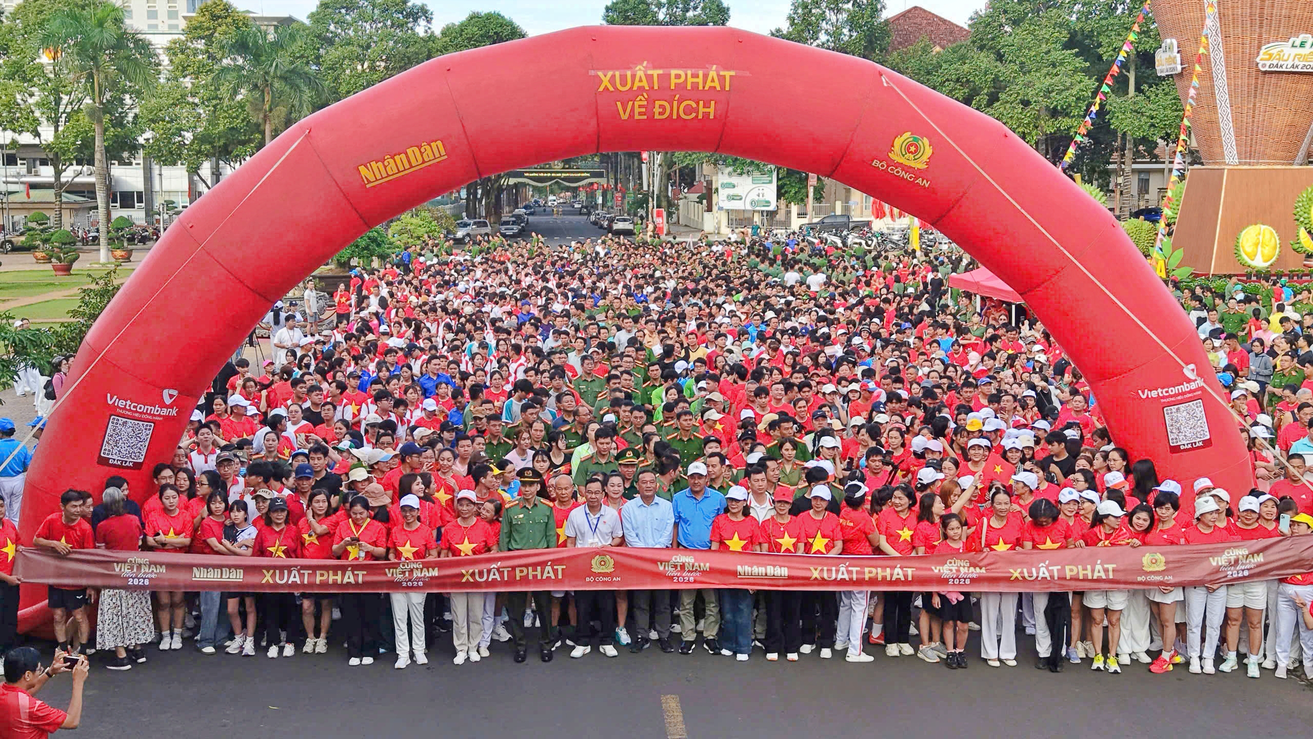 Hơn 4.000 người đi bộ hưởng ứng chương trình “Cùng Việt Nam tiến bước” tại phường Buôn Ma Thuột, tỉnh Đắk Lắk