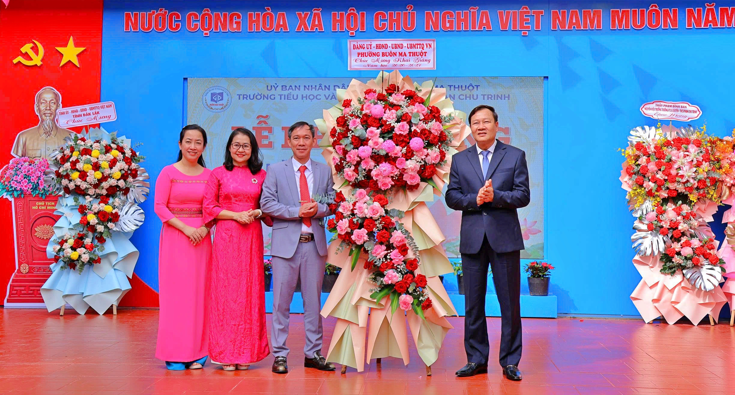 Đồng chí Trần Phú Hùng, Ủy viên Ban Thường vụ Tỉnh ủy, Bí thư Đảng ủy phường Buôn Ma Thuột dự khai giảng năm học mới tại Trường Tiểu học và Trung học cơ sở Phan Chu Trinh