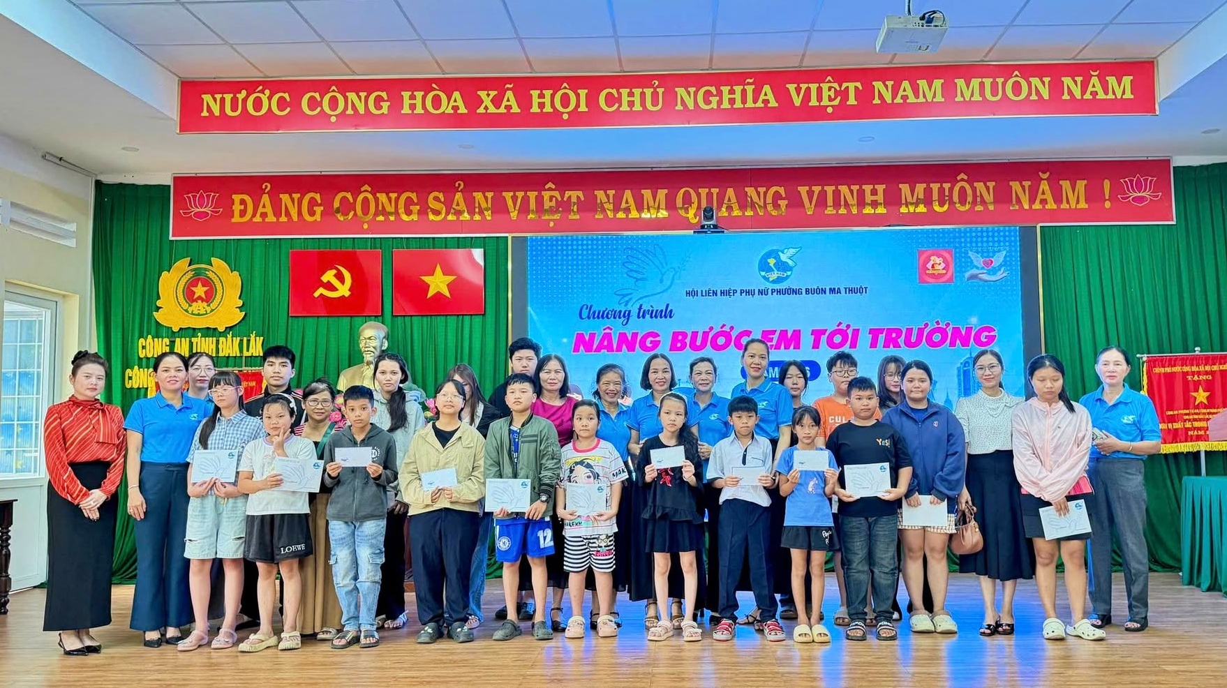 Trao tặng 30 suất quà cho trẻ em mồ côi, khó khăn nhân dịp năm học mới trên địa bàn phường Buôn Ma Thuột