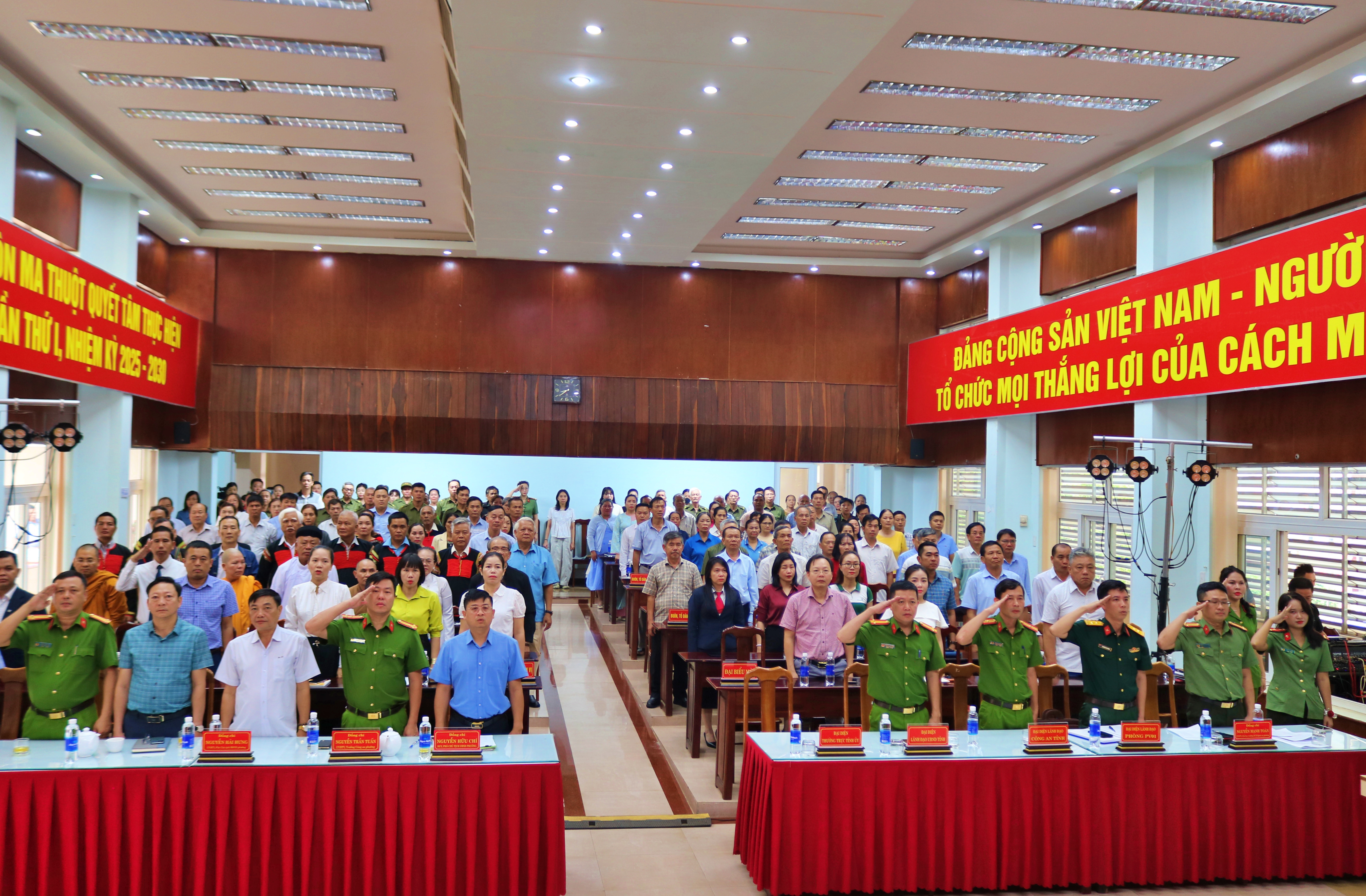 UBND Phường Buôn Ma Thuột long trọng tổ chức kỷ niệm 21 năm Ngày hội toàn dân bảo vệ an ninh Tổ quốc và 81 năm Ngày truyền thống Công an nhân dân Việt Nam