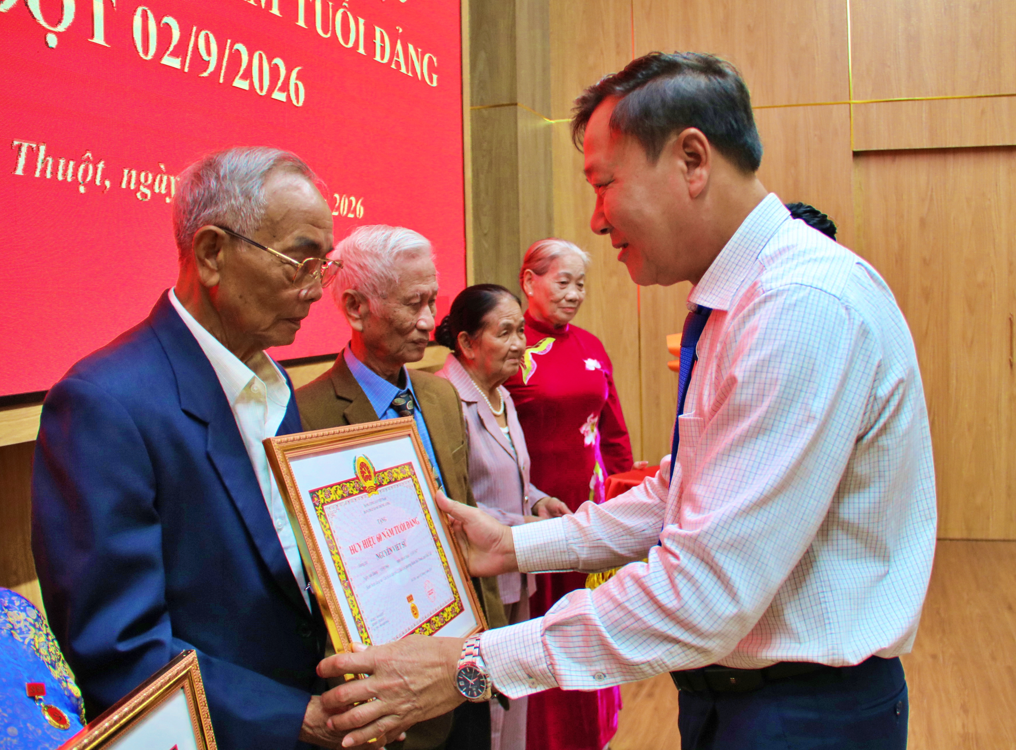 Phường Buôn Ma Thuột trao Huy hiệu Đảng cho 65 đảng viên cao niên tuổi Đảng dịp 2/9/2026
