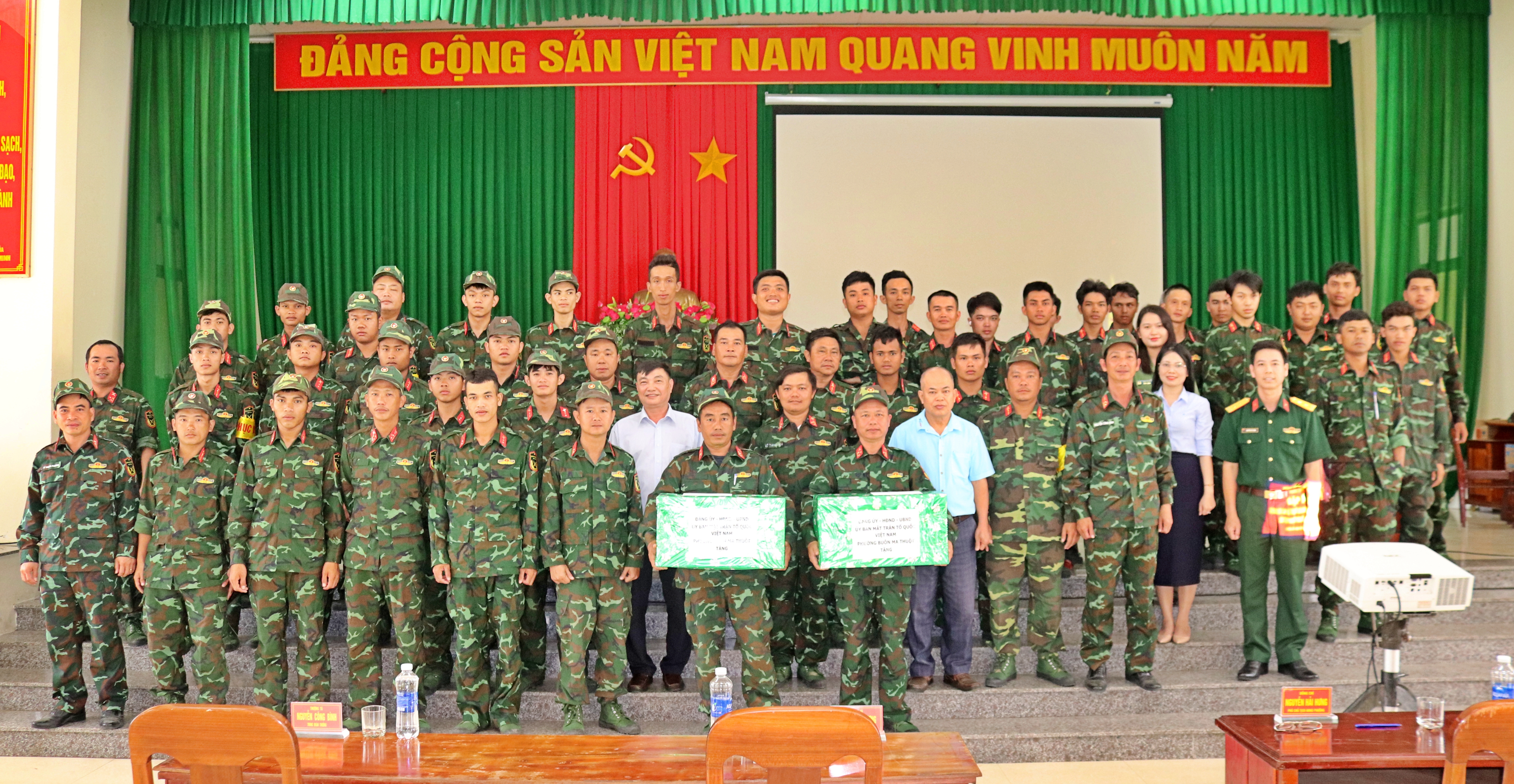 Lãnh đạo phường Buôn Ma Thuột thăm, động viên quân nhân dự bị của địa phương đang huấn luyện tại thao trường Suối Cối