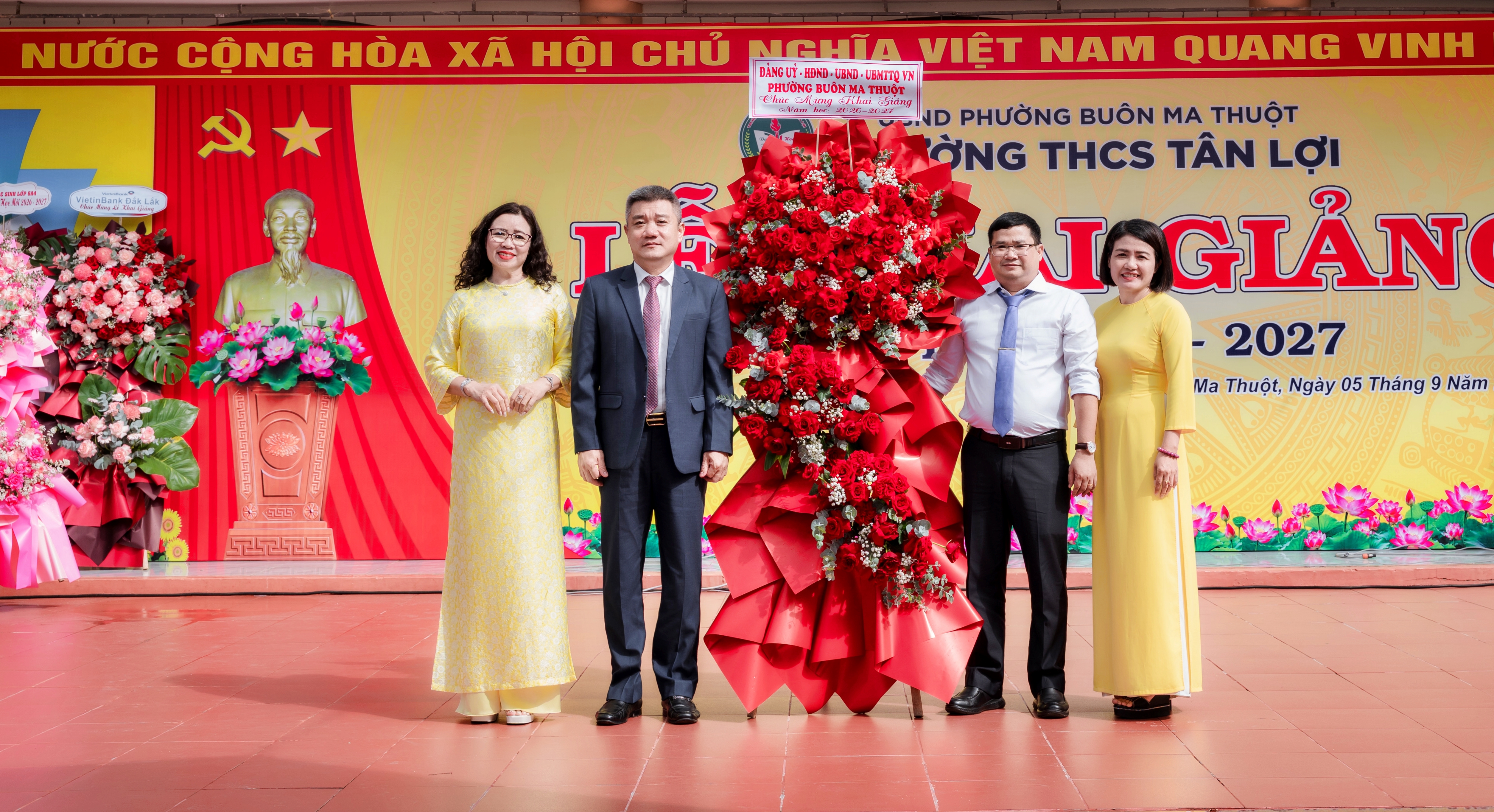 Phó Bí thư Đảng ủy, Chủ tịch UBND phường Buôn Ma Thuột Nguyễn Thanh Vũ dự Lễ khai giảng năm học mới tại Trường THCS Tân Lợi