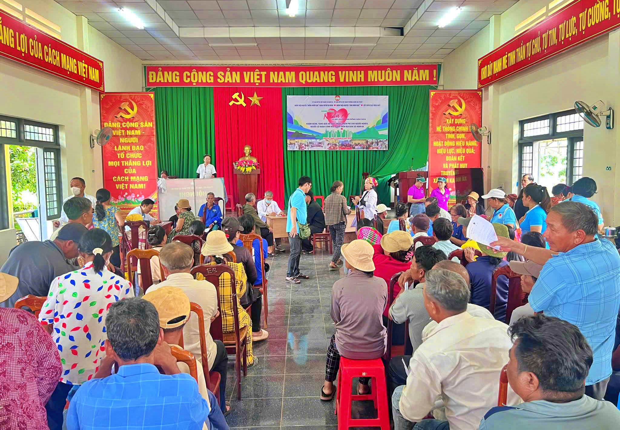 Khám bệnh, cấp thuốc miễn phí và tặng quà cho 300 người dân khó khăn tại xã Nam Ka, tỉnh Đắk Lắk