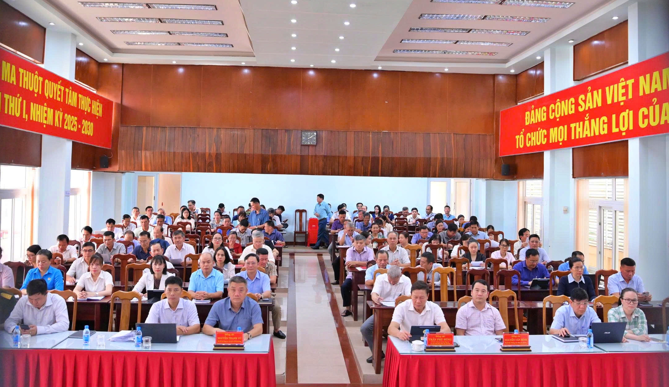 Điểm cầu Phường Buôn Ma Thuột: Tham dự hội nghị trực tuyến về quán triệt, triển khai các văn bản của Tỉnh ủy thực hiện Nghị quyết Hội nghị Trung ương 3 khóa XIV.