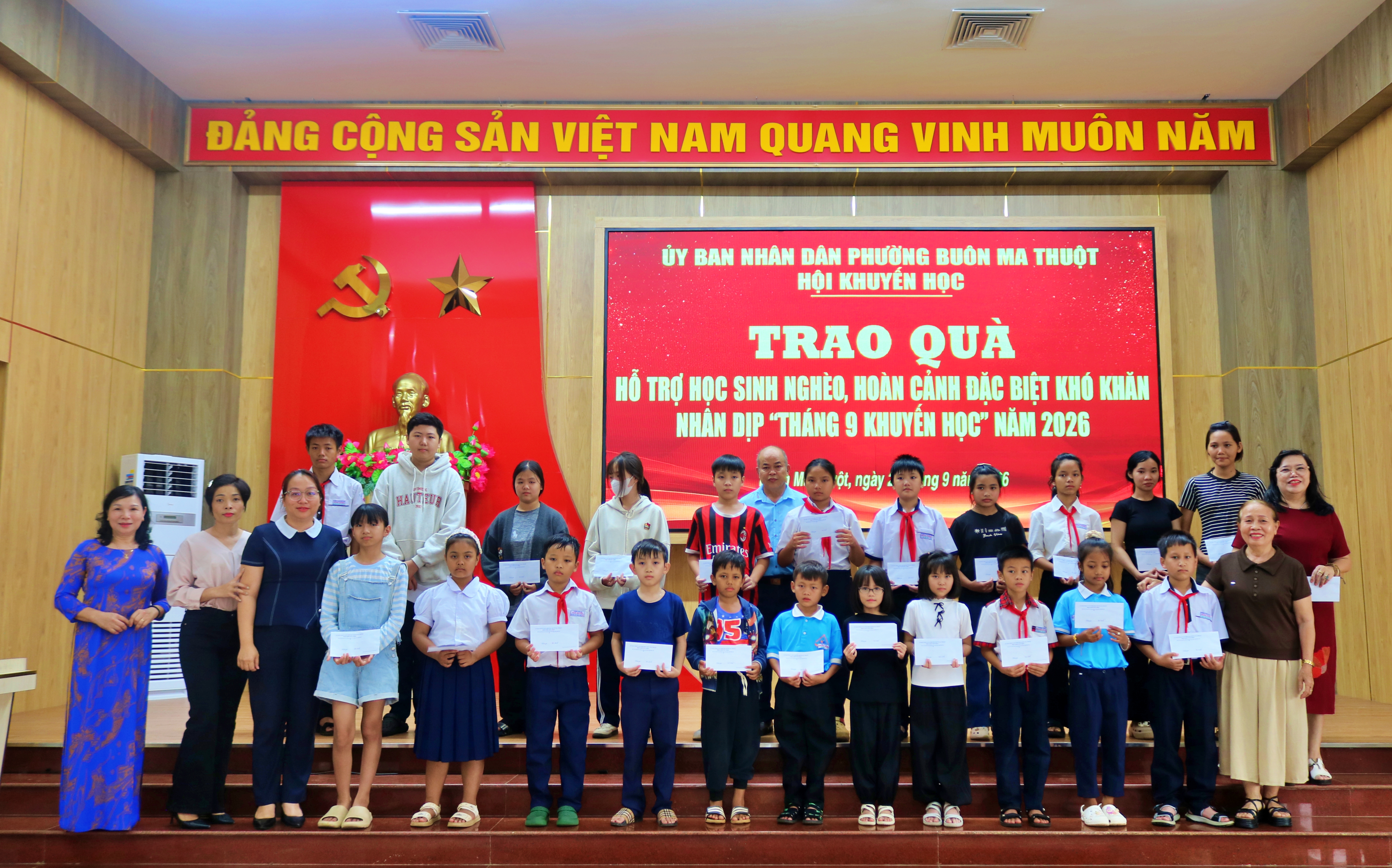 Hội Khuyến học phường Buôn Ma Thuột trao quà cho 46 học sinh có hoàn cảnh khó khăn nhân “Tháng 9 Khuyến học” năm 2026