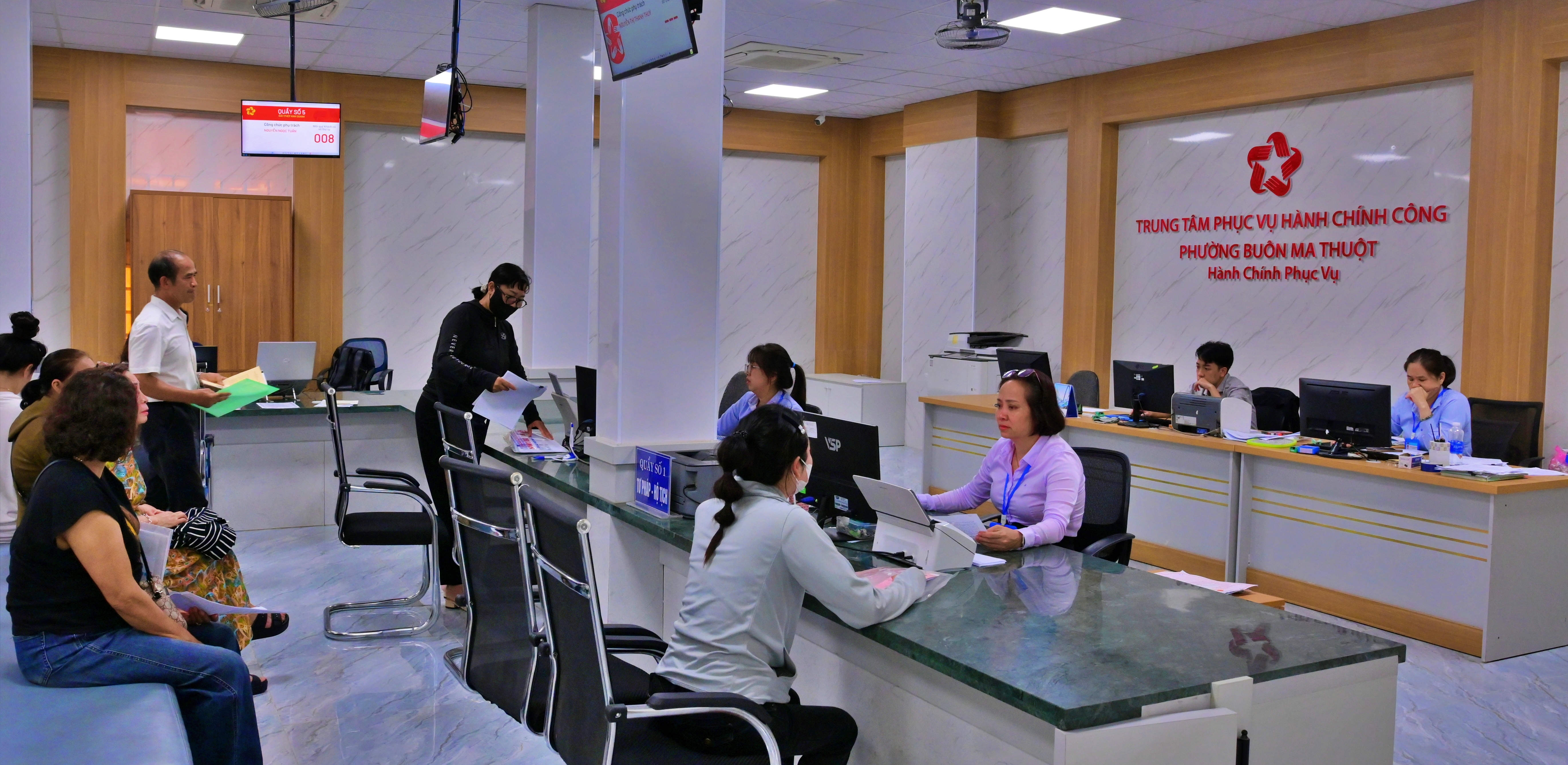 Phường Buôn Ma Thuột: Tiếp tục nâng cao chất lượng nguồn nhân lực, xây dựng bộ máy tinh gọn, hiệu quả