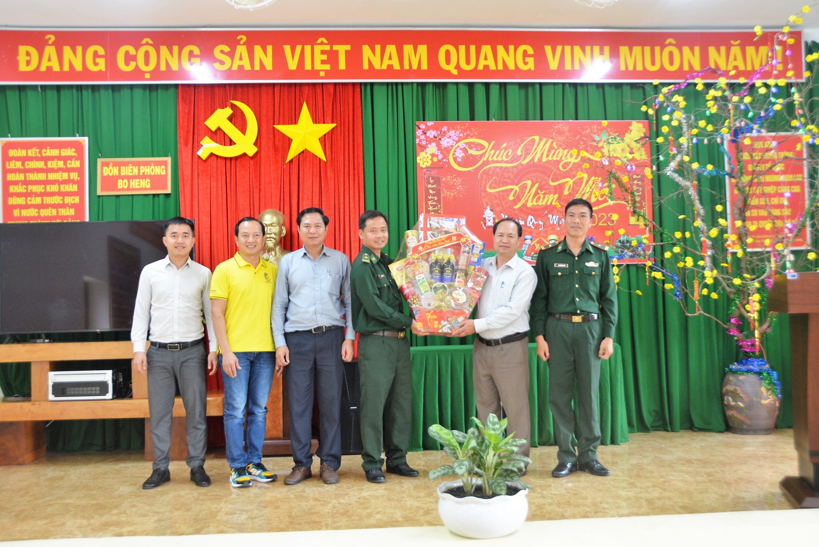 Lãnh đạo TP.Buôn Ma Thuột thăm, tặng quà Đồn Biên phòng Bo Heng