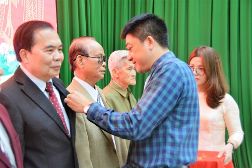Thành ủy Buôn Ma Thuột: Trao huy hiệu Đảng cho 34 đảng viên đợt 3-2