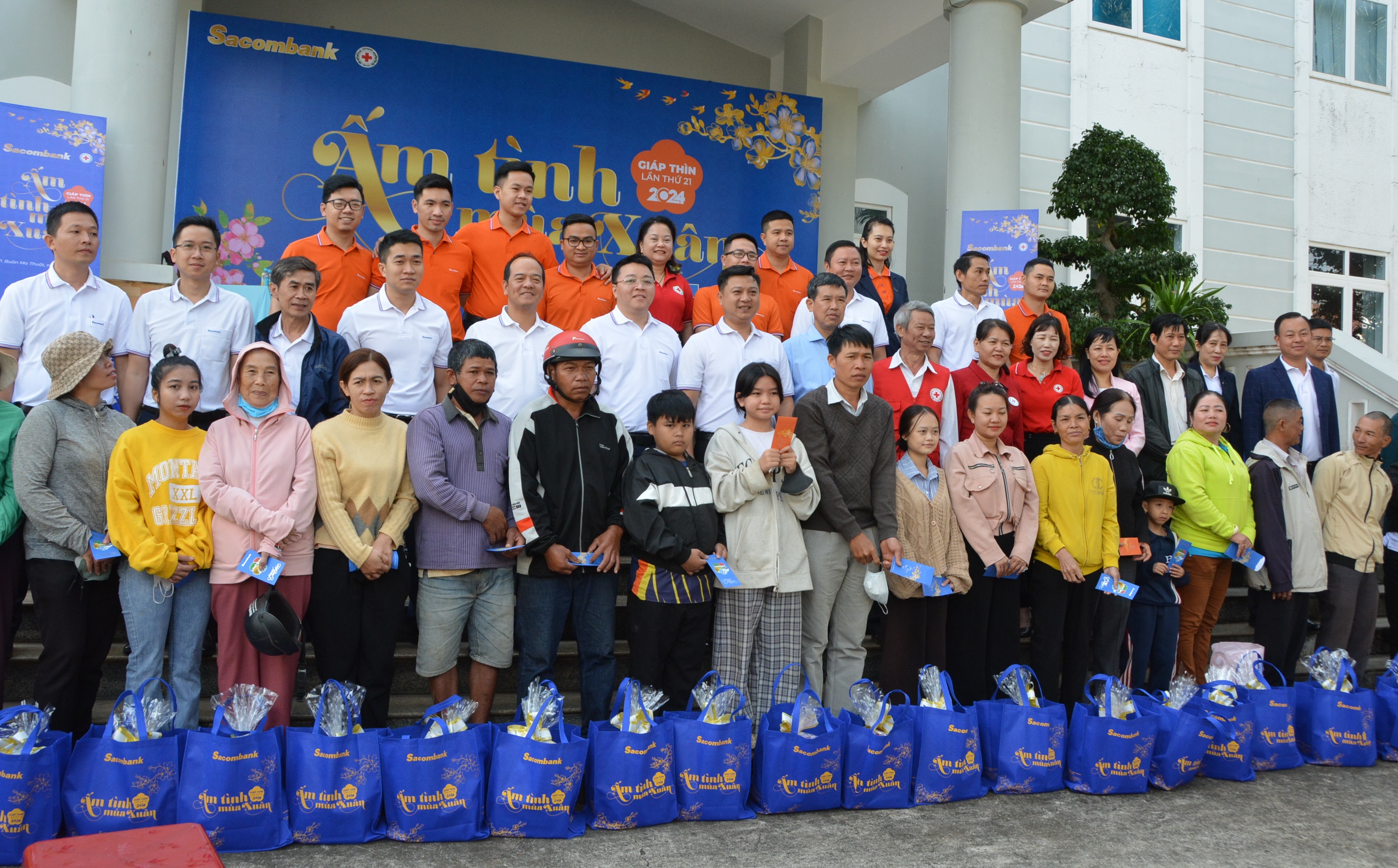 Ngân hàng Sacombank chi nhánh Đắk Lắk: Trao 100 phần quà tết cho người nghèo, người có hoàn cảnh đặc biệt khó khăn tại thành phố Buôn Ma Thuột