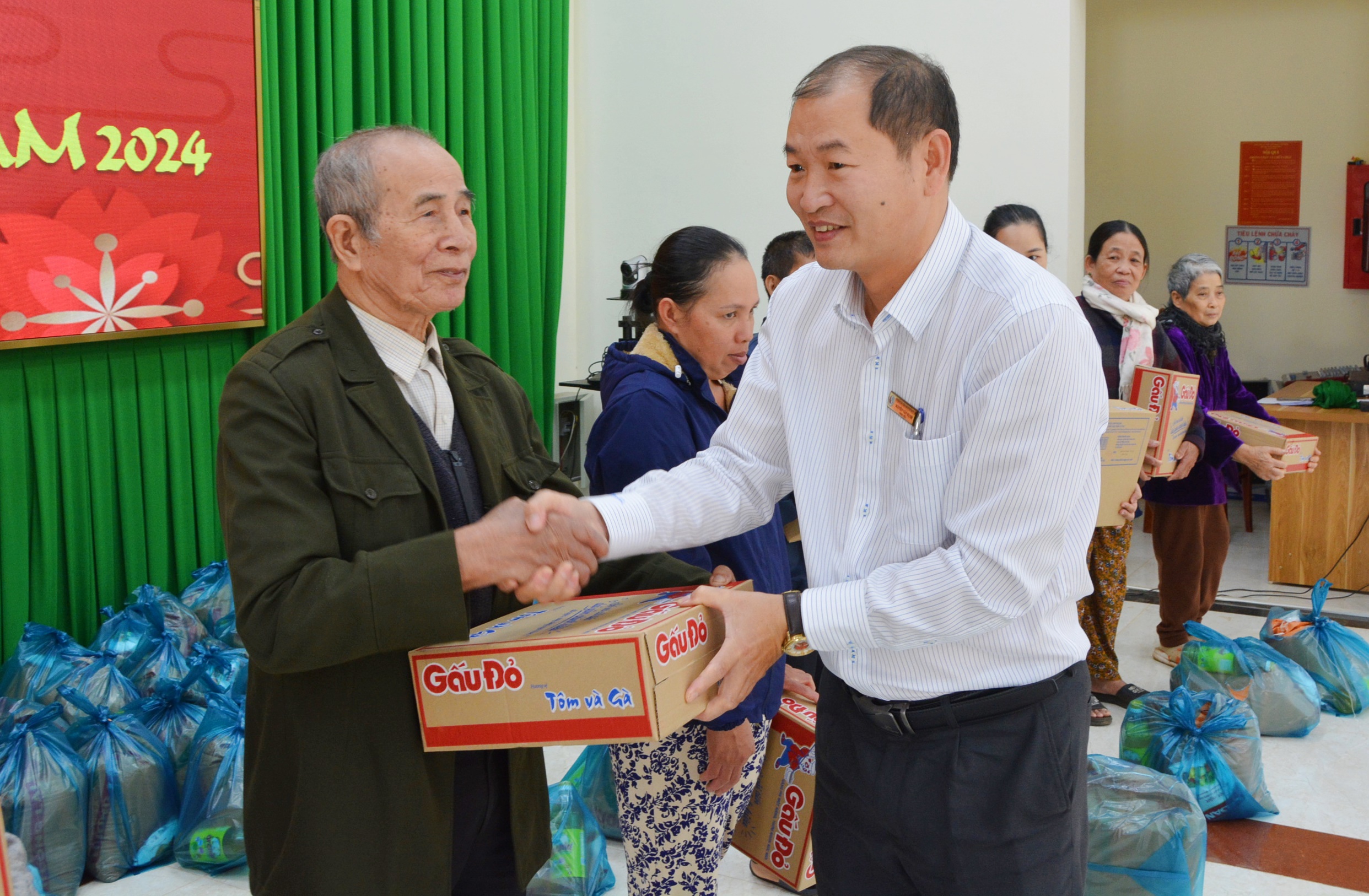 Chi nhánh Văn phòng Đăng ký đất đai thành phố Buôn Ma Thuột: Trao tặng 100 suất quà tại Chương trình “Tết yêu thương – Chào xuân Giáp Thìn 2024” cho hộ khó khăn tại xã Hoà Thắng.