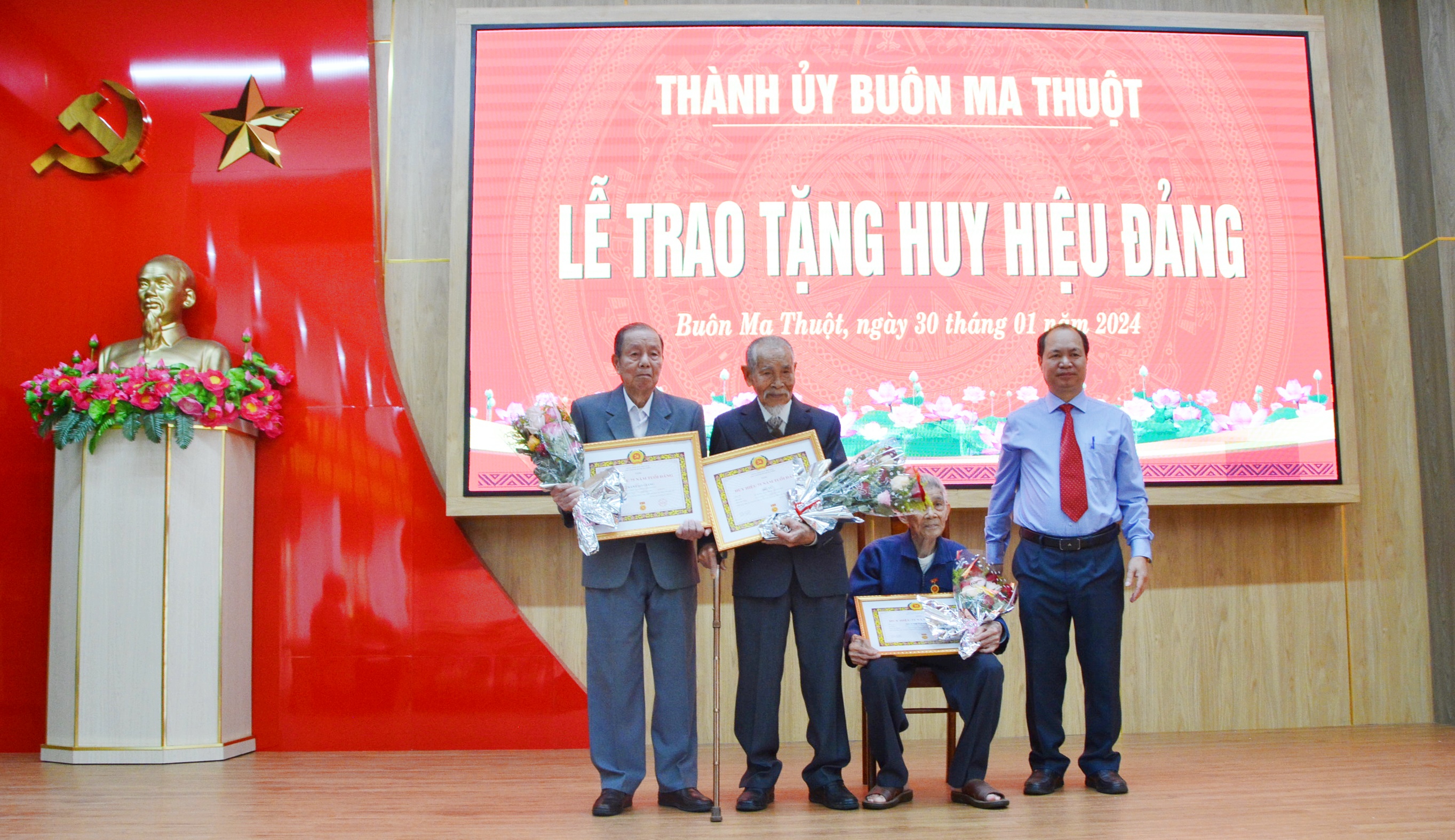 Thành uỷ Buôn Ma Thuột:  Trao tặng Huy hiệu Đảng cho 49 đảng viên đợt 3-2-2024
