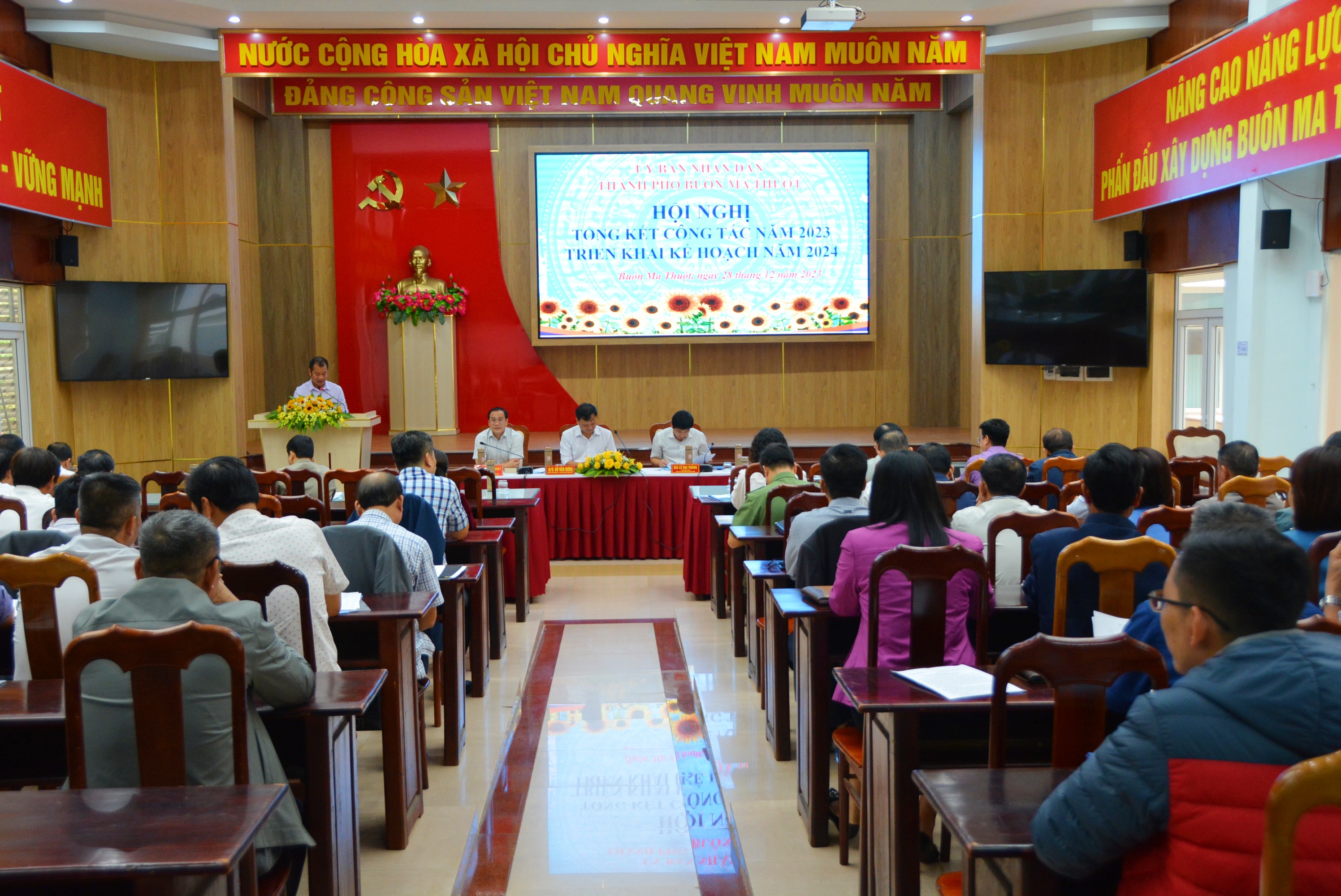 UBND TP. Buôn Ma Thuột: Hội nghị triển khai kế hoạch năm 2024.