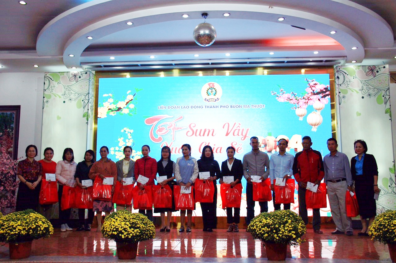Liên đoàn lao động TP. Buôn Ma Thuột: Trao tặng 120 suất quà tại Chương trình "Tết sum vầy - Xuân chia sẻ" cho người lao động có hoàn cảnh khó khăn nhân dịp Tết Nguyên đán Giáp Thìn 2024 .