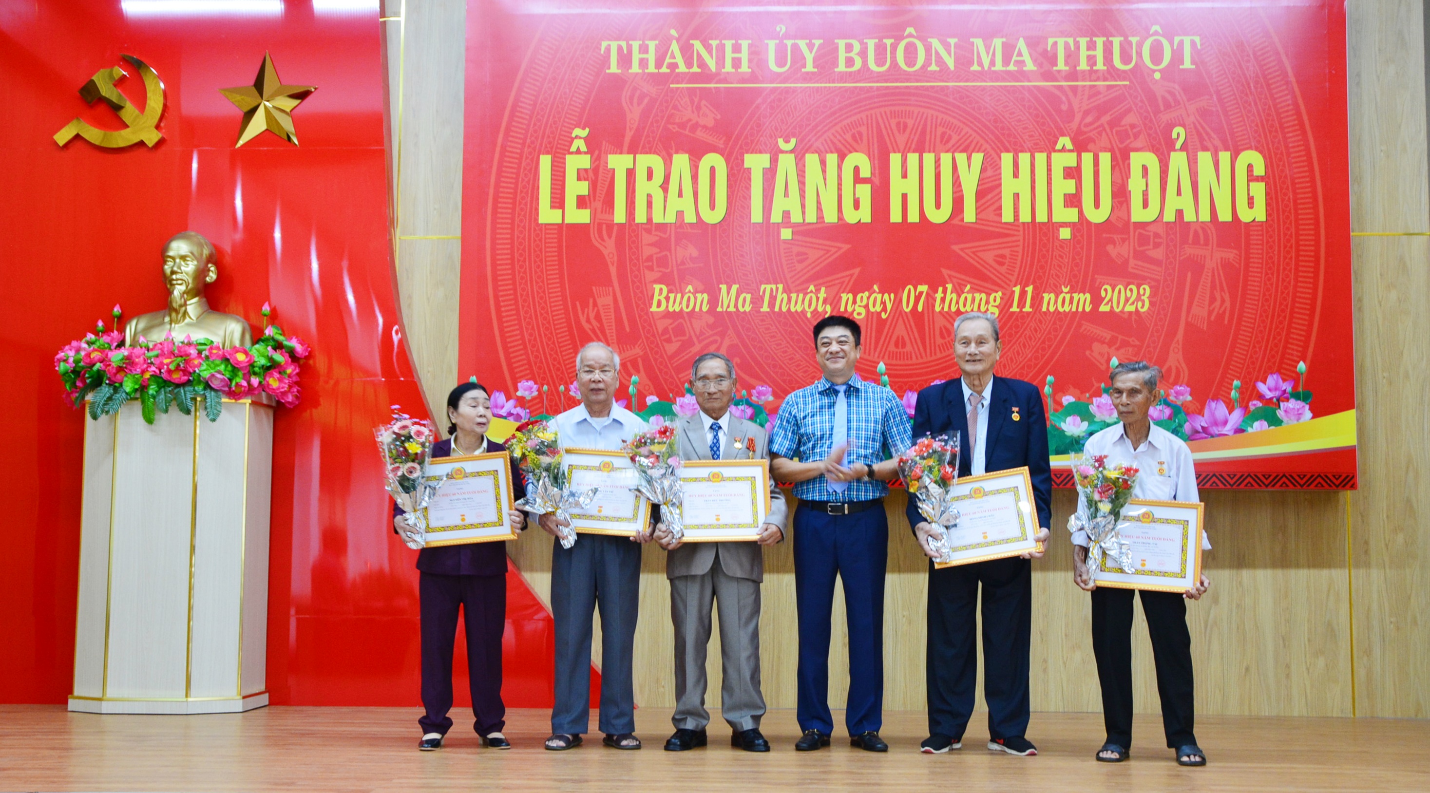 Thành phố Buôn Ma Thuột: Trao, truy tặng Huy hiệu Đảng cho 33 đảng viên đợt 7/11