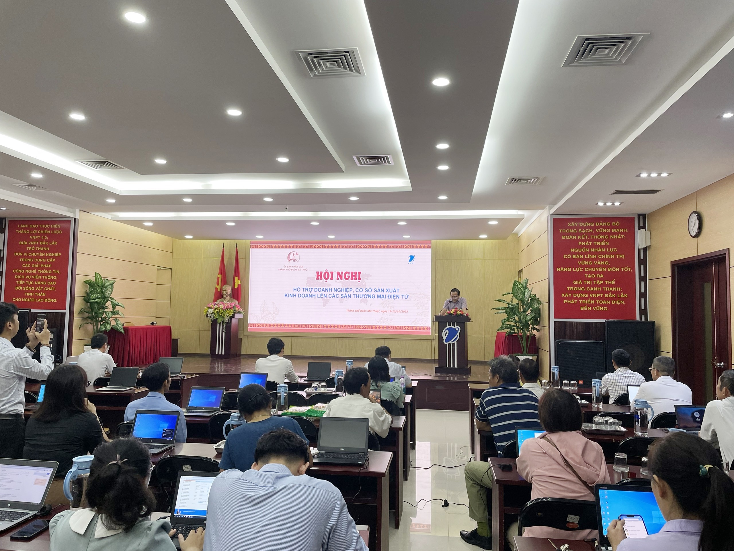 Thành phố Buôn Ma Thuột: Hội nghị tập huấn hỗ trợ cho 240 doanh nghiệp kinh doanh trên sàn thương mại điện tử.