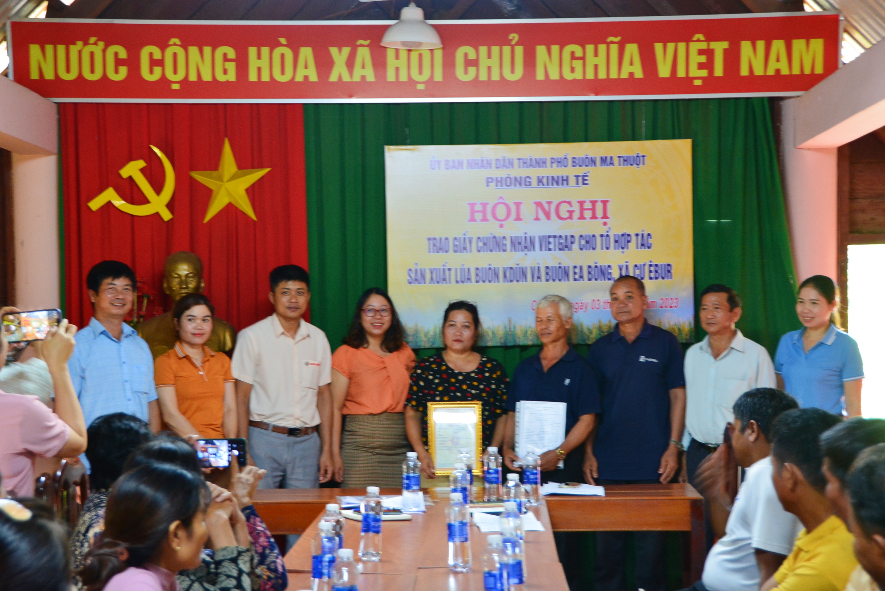 Trao giấy chứng nhận VietGAP cho 39 hộ nông dân tại Buôn Ea Bông và Buôn Kdun xã CưEbur, TP.Buôn Ma Thuột