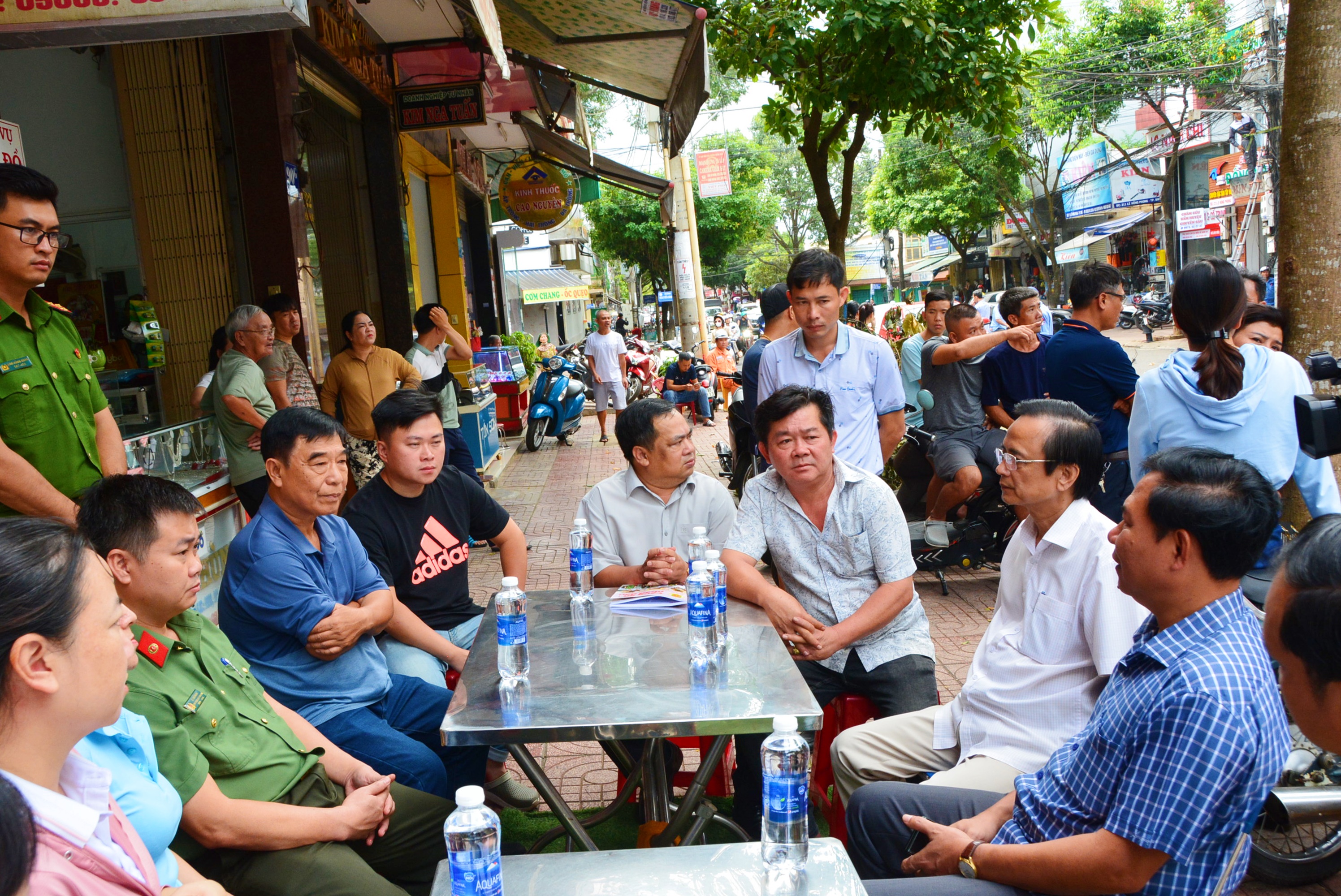 Phó Chủ tịch Thường trực UBND thành phố Buôn Ma Thuột Phạm Tiến Hưng thăm hỏi, động viên các hộ gia đình bị cháy ngày 11/11
