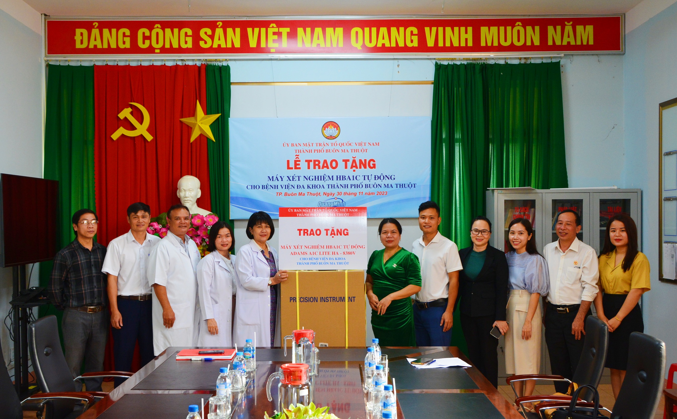 Trao tặng máy xét nghiệm HBA1C tự động ADAMS A1c Lite-8380V cho Bệnh viện Đa khoa thành phố Buôn Ma Thuột