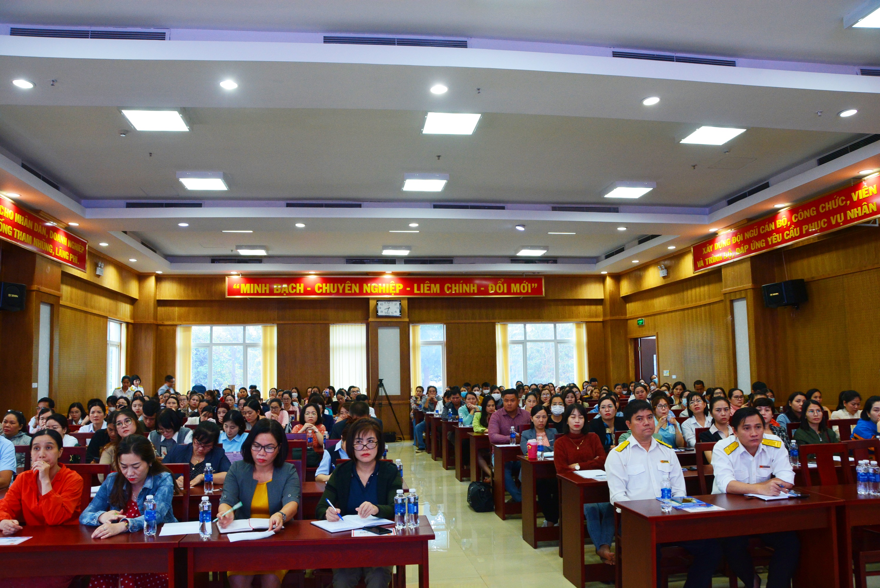 Chi Cục thuế TP. Buôn Ma Thuột đối thoại với 550 Doanh nghiệp, người nộp thuế về chính sách, thủ tục hành chính thuế, lần II năm 2023