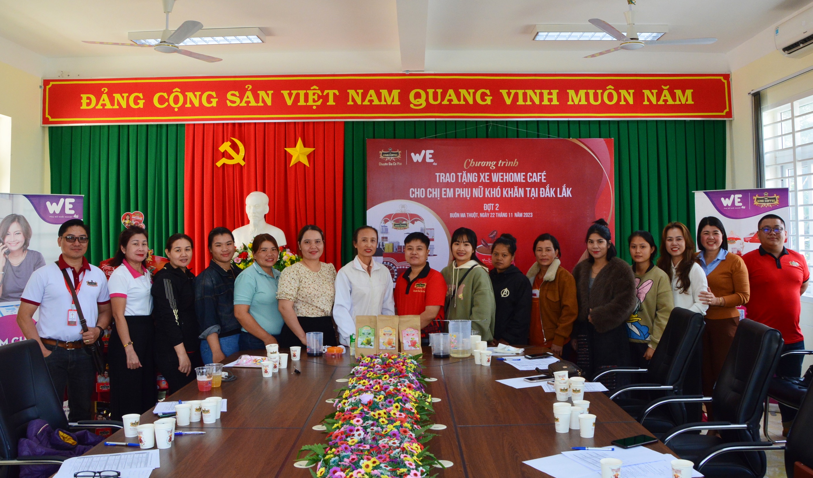 Bà Lê Hoàng Diệp Thảo, Nhà sáng lập kiêm CEO King Coffee  trao tặng mô hình WeHome Café đến các chị em khó khăn tại Đăk Lăk đợt 2