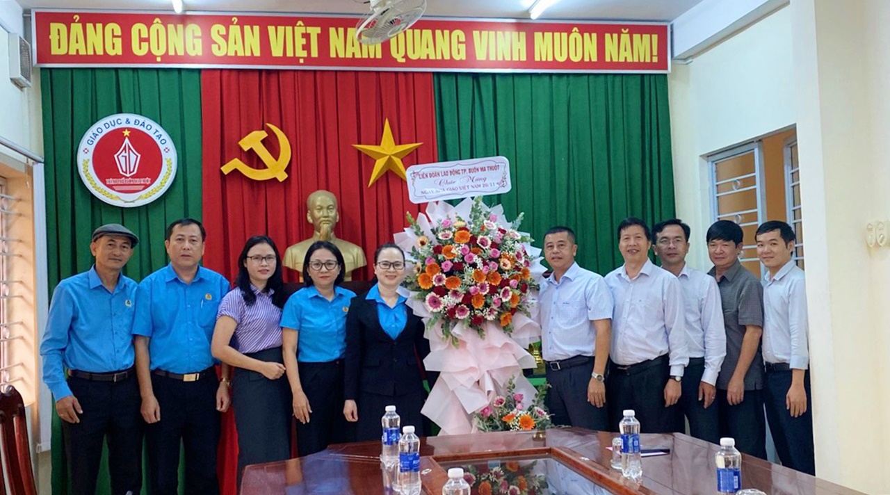 Liên đoàn Lao động Thành phố Buôn Ma Thuột thăm, chúc mừng ngày Nhà giáo Việt Nam 20/11
