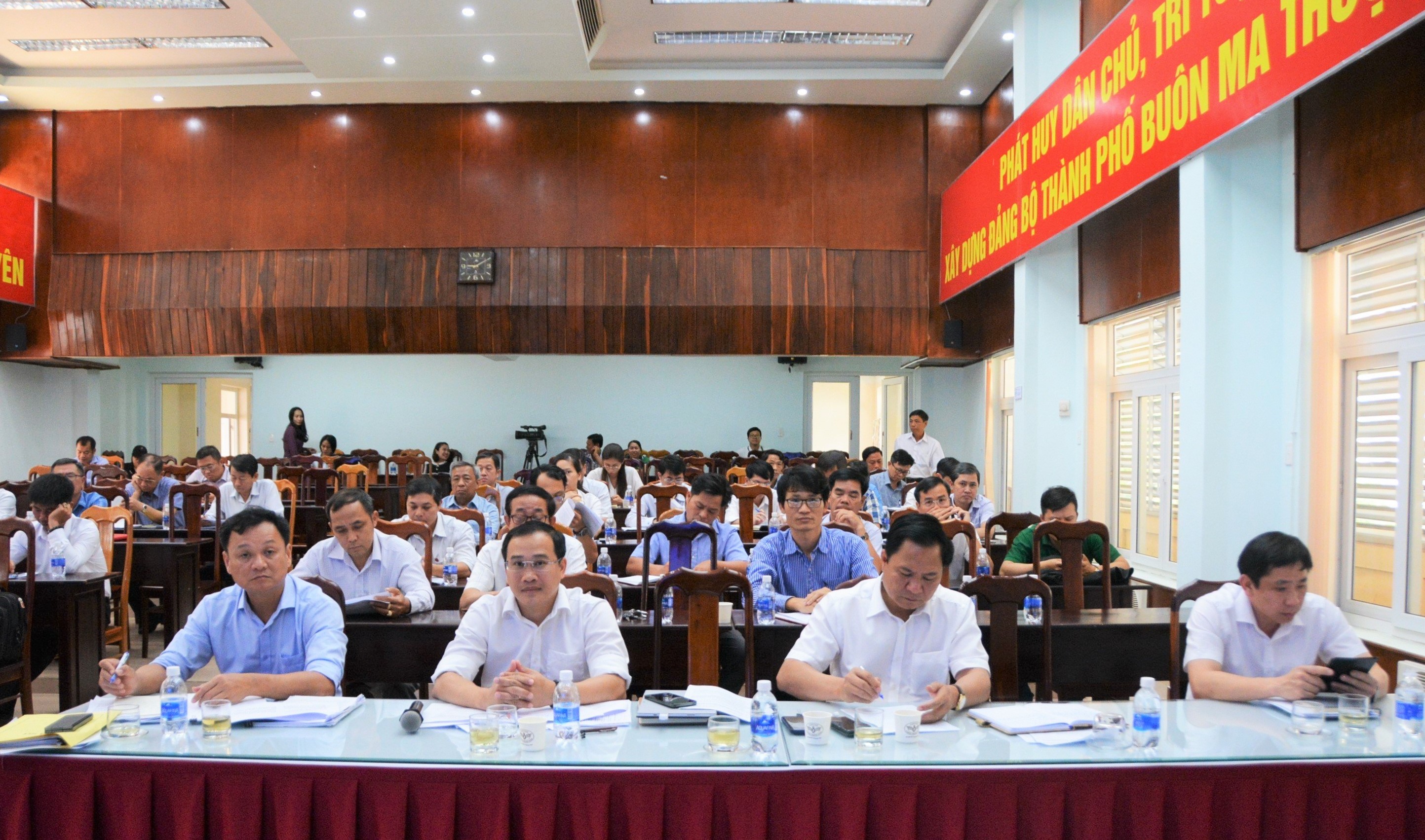 Văn phòng HĐND và UBND thành phố Buôn Ma Thuột vừa tổ chức Hội nghị cán bộ, công chức, viên chức năm 2023. Tham dự Hội nghị, có đồng chí Trần Đức Nhật, Phó Chủ tịch UBND thành phố và toàn thể các đoàn viên công đoàn, công chức, viên chức và người lao động của Văn phòng HĐND và UBND thành phố.