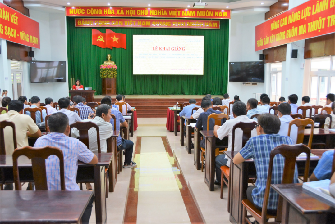 Khai giảng lớp bồi dưỡng nâng cao năng lực cán bộ trong quản lý đất đai cho cán bộ địa phương.