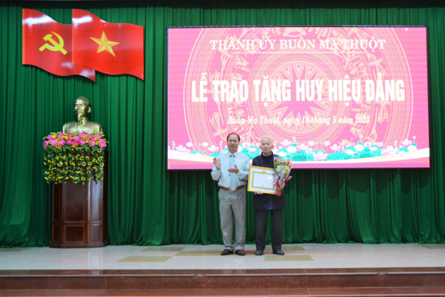 Thành ủy Buôn Ma Thuột tổ chức trao tặng 64 Huy hiệu Đảng dịp 19 tháng 5