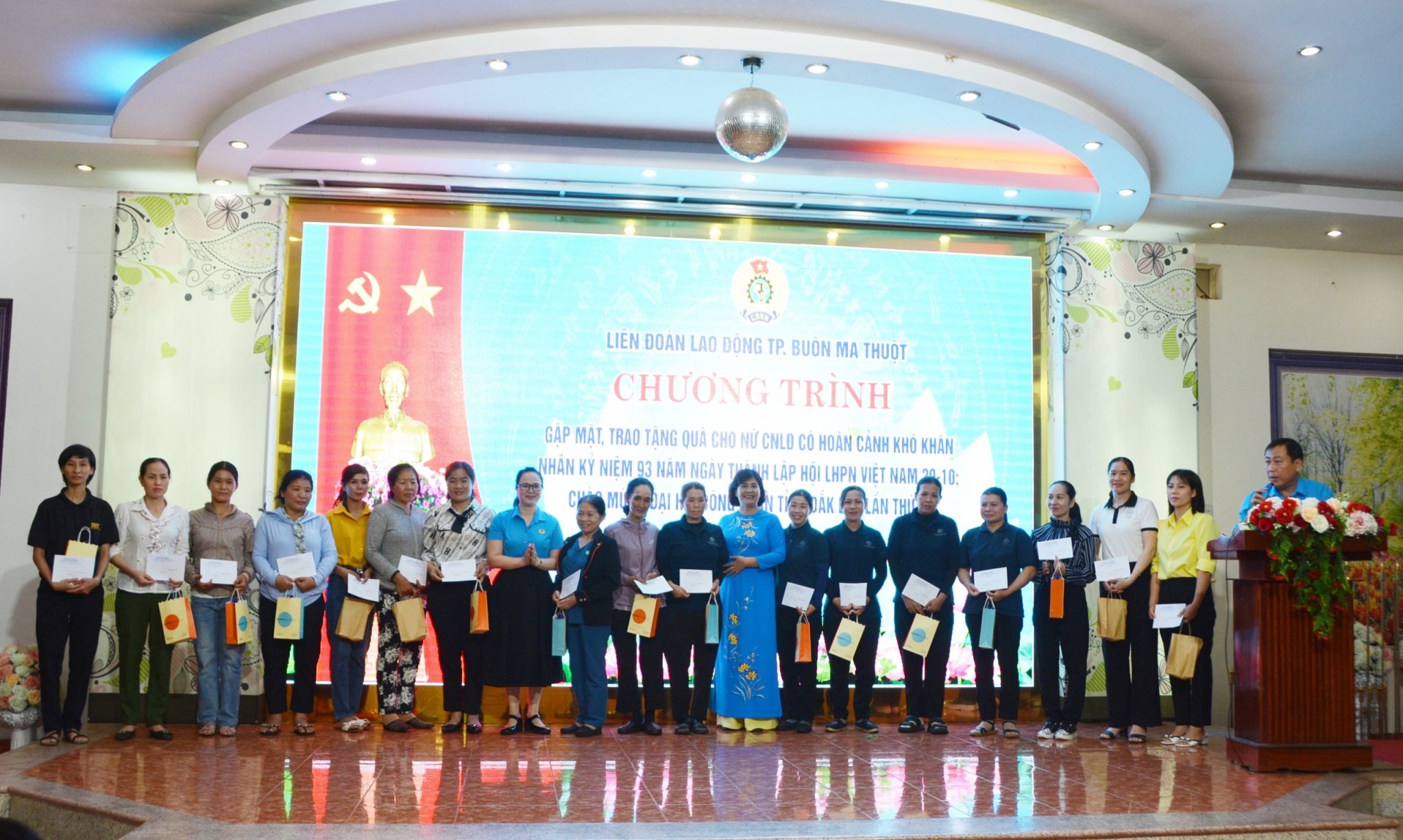 Ban Thường vụ Liên đoàn Lao động TP.Buôn Ma Thuột tổ chức Chương trình gặp mặt, tặng quà cho Nữ công nhân lao động có hoàn cảnh khó khăn.