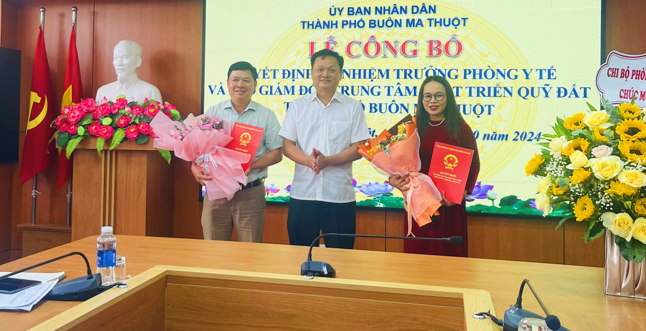 UBND thành phố Buôn Ma Thuột: Trao quyết định bổ nhiệm Trưởng Phòng Y tế và Phó Giám đốc Trung tâm Phát triển quỹ đất thành phố Buôn Ma Thuột.
