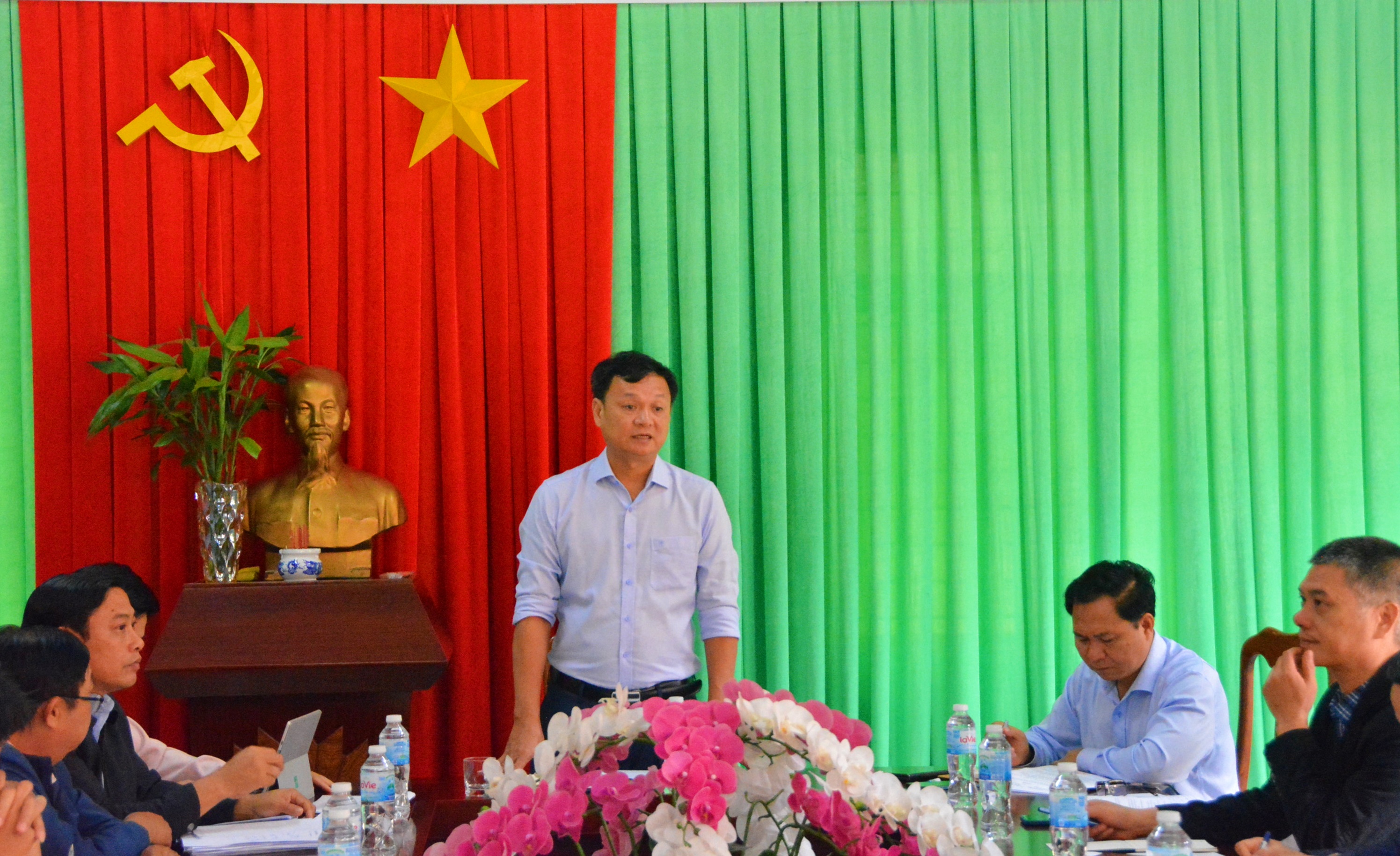 Phó Bí thư Thành uỷ, Chủ tịch UBND thành phố Buôn Ma Thuột Vũ Văn Hưng làm việc với UBND phường Tân Hòa