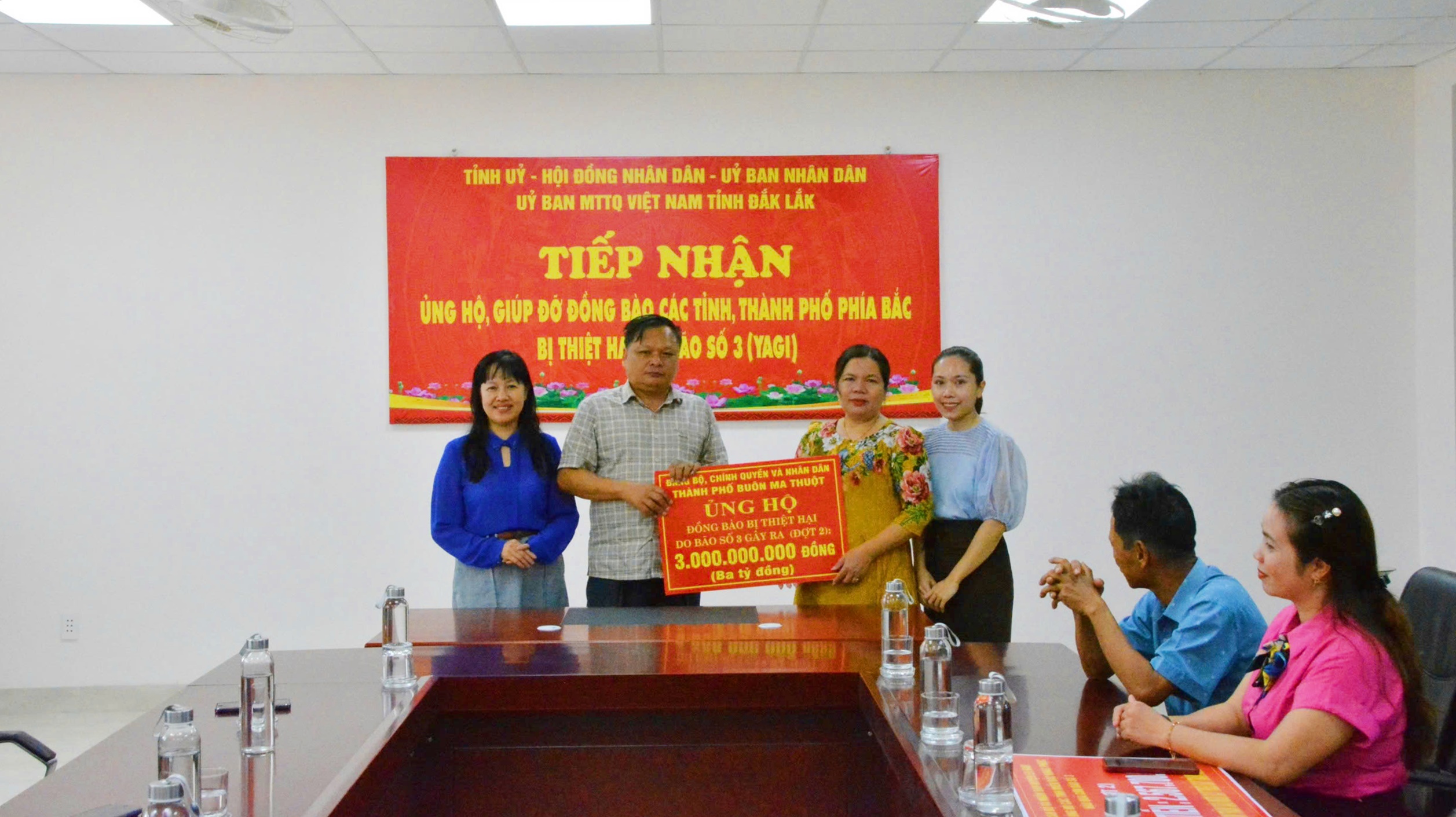 TP.Buôn Ma Thuột trao thêm 3 tỷ đồng ủng hộ đồng bào Miền Bắc thiệt hại do cơn bão số 3 gây ra.