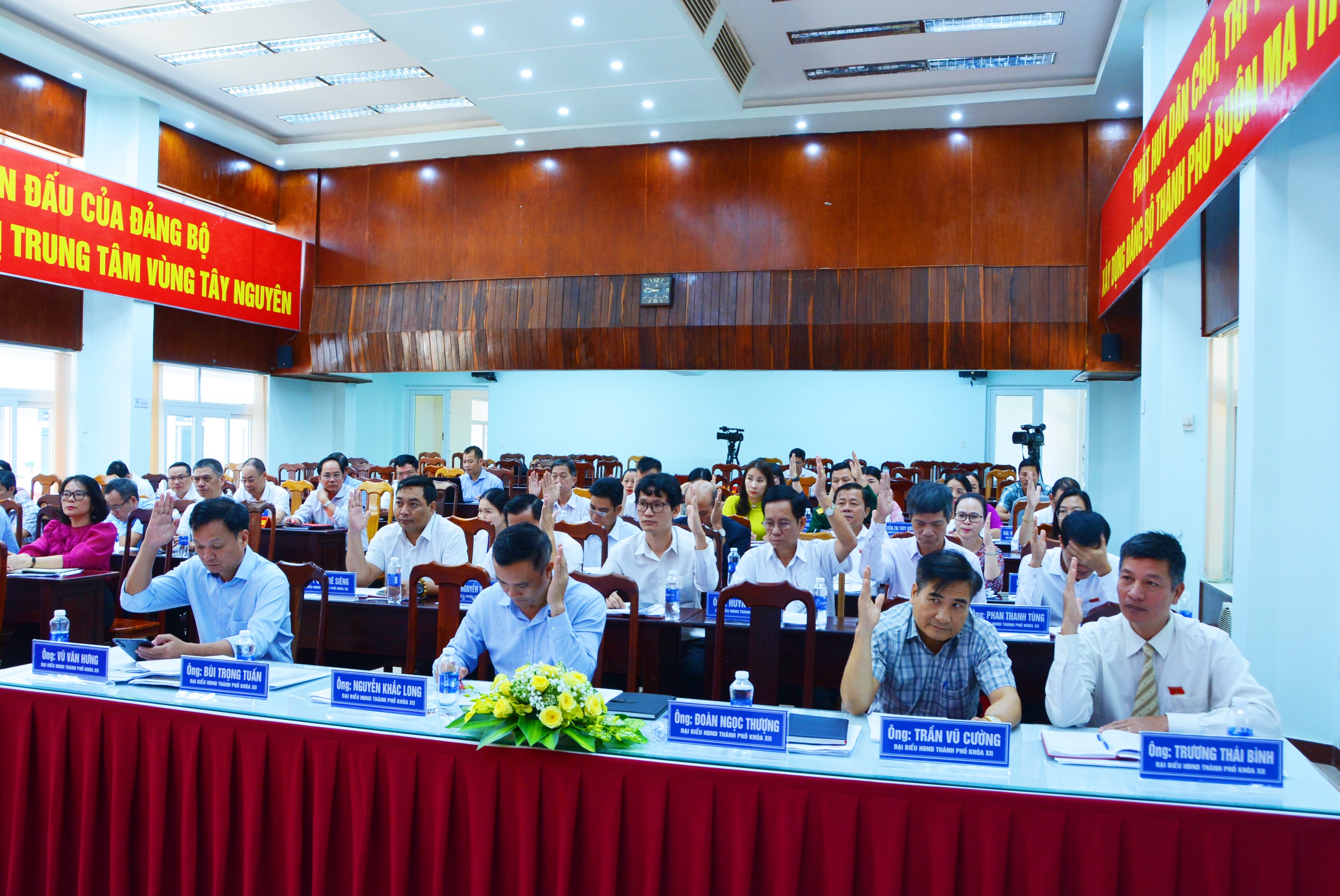 Thông qua 08 Nghị quyết quan trọng tại Kỳ họp chuyên đề tháng 11 HĐND thành phố Buôn Ma Thuột khoá XII, nhiệm kỳ 2021 – 2026