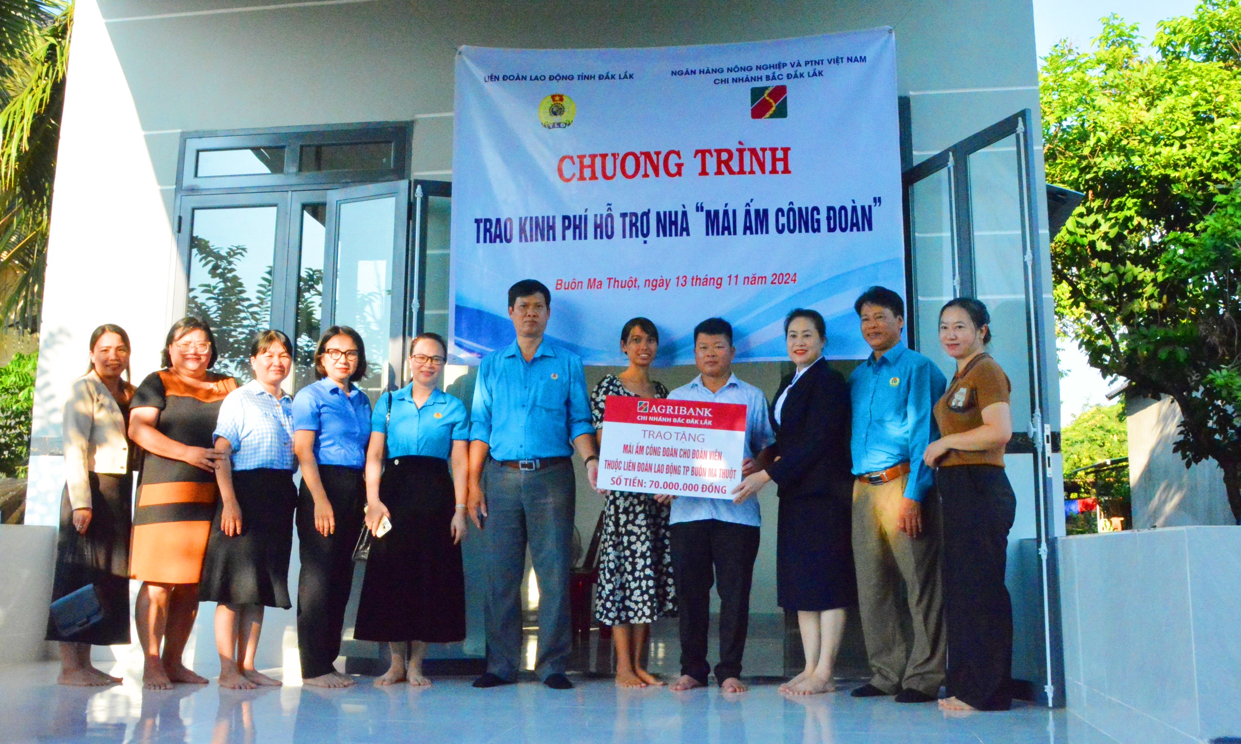 Trao nhà “Mái ấm công đoàn” cho đoàn viên có hoàn cảnh khó khăn về nhà ở