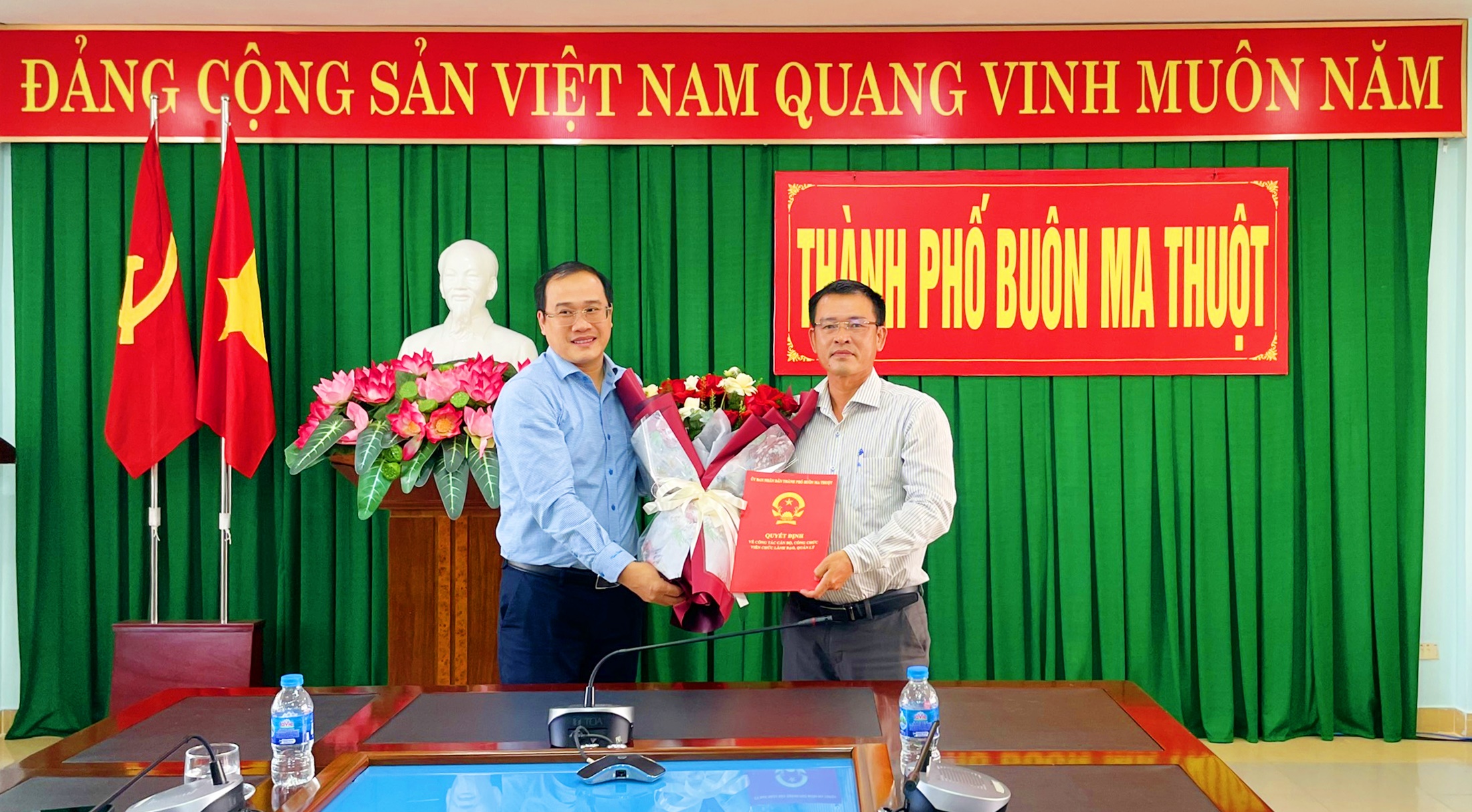 UBND TP. Buôn Ma Thuột: Công bố Quyết định bổ nhiệm Phó Trưởng Phòng Tài chính - Kế hoạch thành phố.