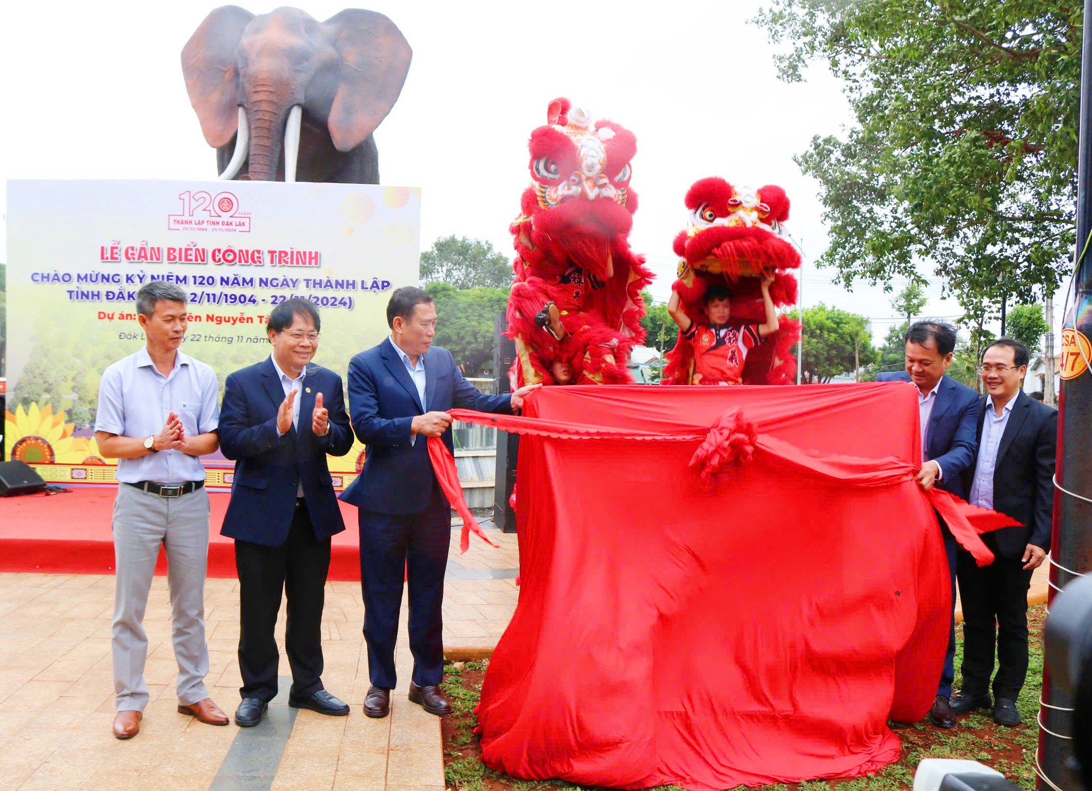 TP.Buôn Ma Thuột: Gắn biển khánh thành Công viên Nguyễn Tất Thành  chào mừng kỷ niệm 120 năm ngày thành lập tỉnh Đắk Lắk