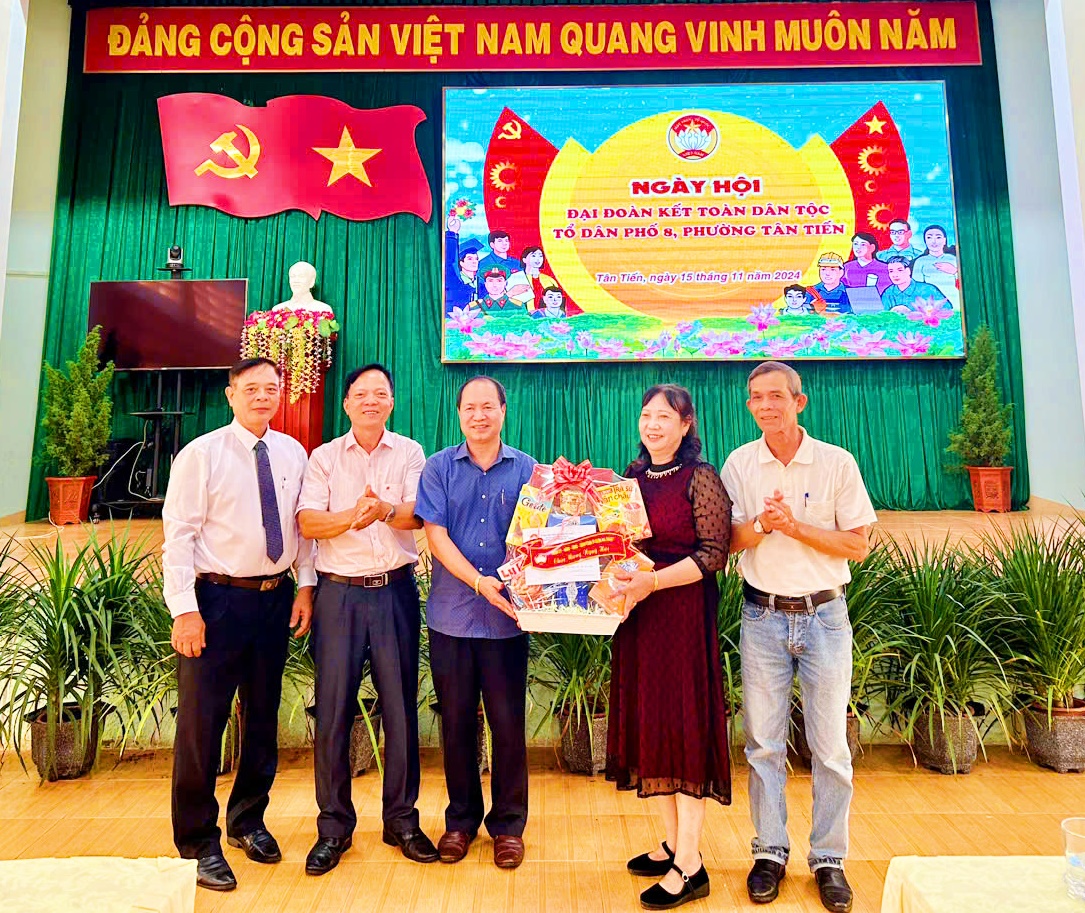 Phó Bí thư Thường trực Thành uỷ Buôn Ma Thuột Nguyễn Hữu Việt dự Ngày hội Đại đoàn kết toàn dân tộc tại tổ dân phố 8 phường Tân Tiến.