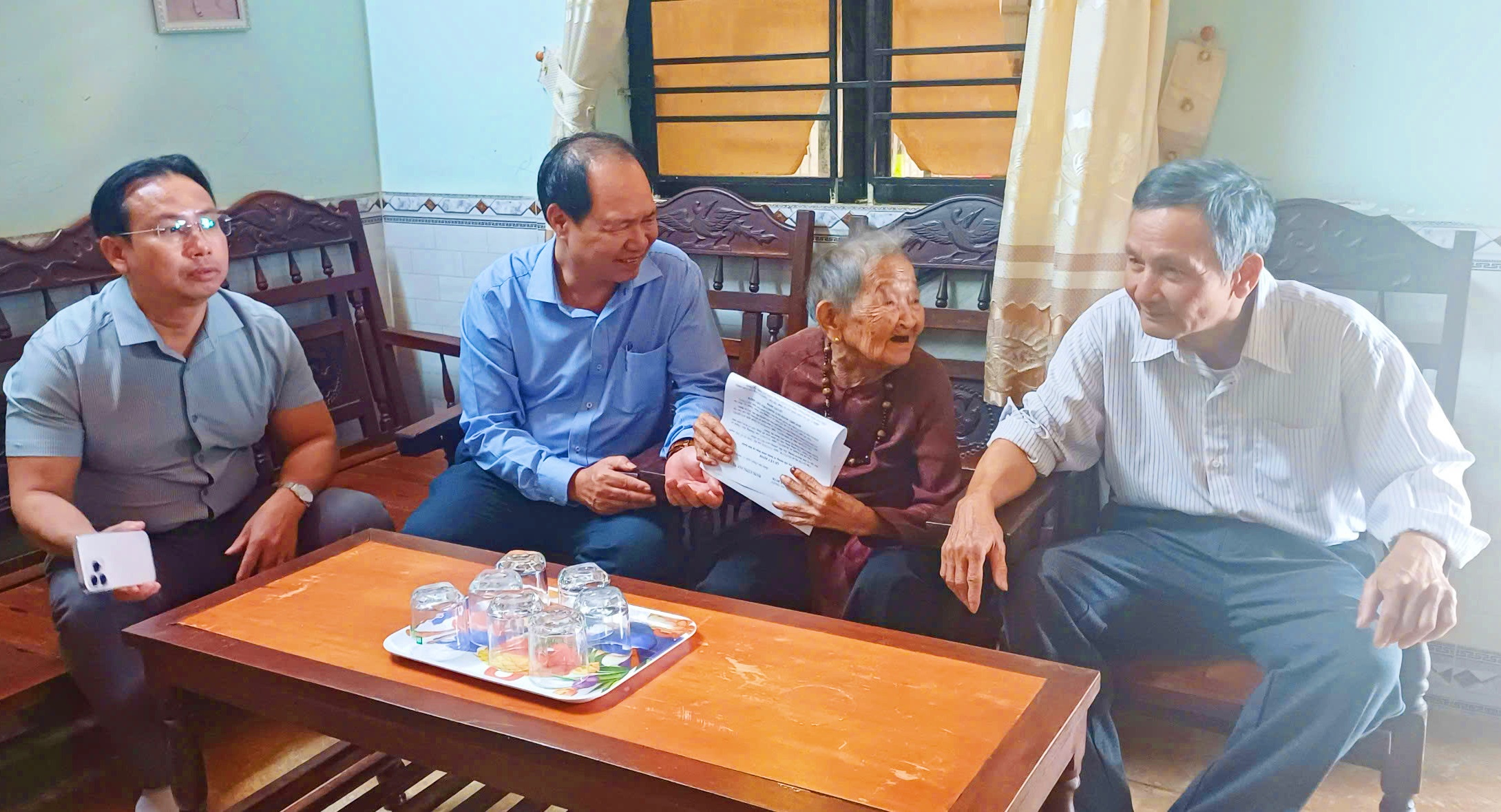 Phó Bí thư Thường trực Thành uỷ Buôn Ma Thuột Nguyễn Hữu Việt thăm mẹ Việt Nam anh hùng và đảng viên khó khăn
