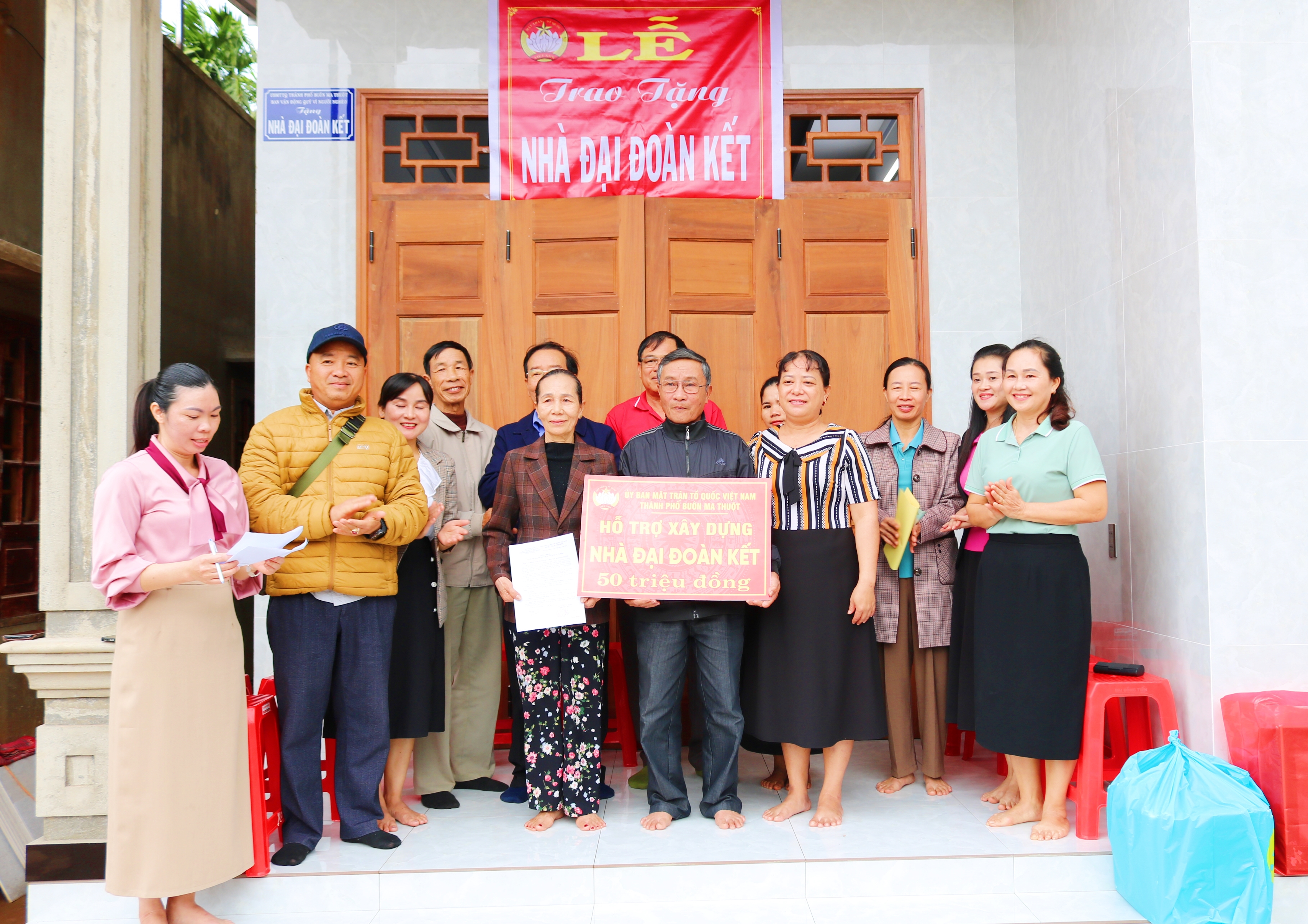 Ủy ban MTTQ Việt Nam thành phố: Trao nhà Đại đoàn kết cho hộ cận nghèo tại xã Hoà Thuận, TP.Buôn Ma Thuột